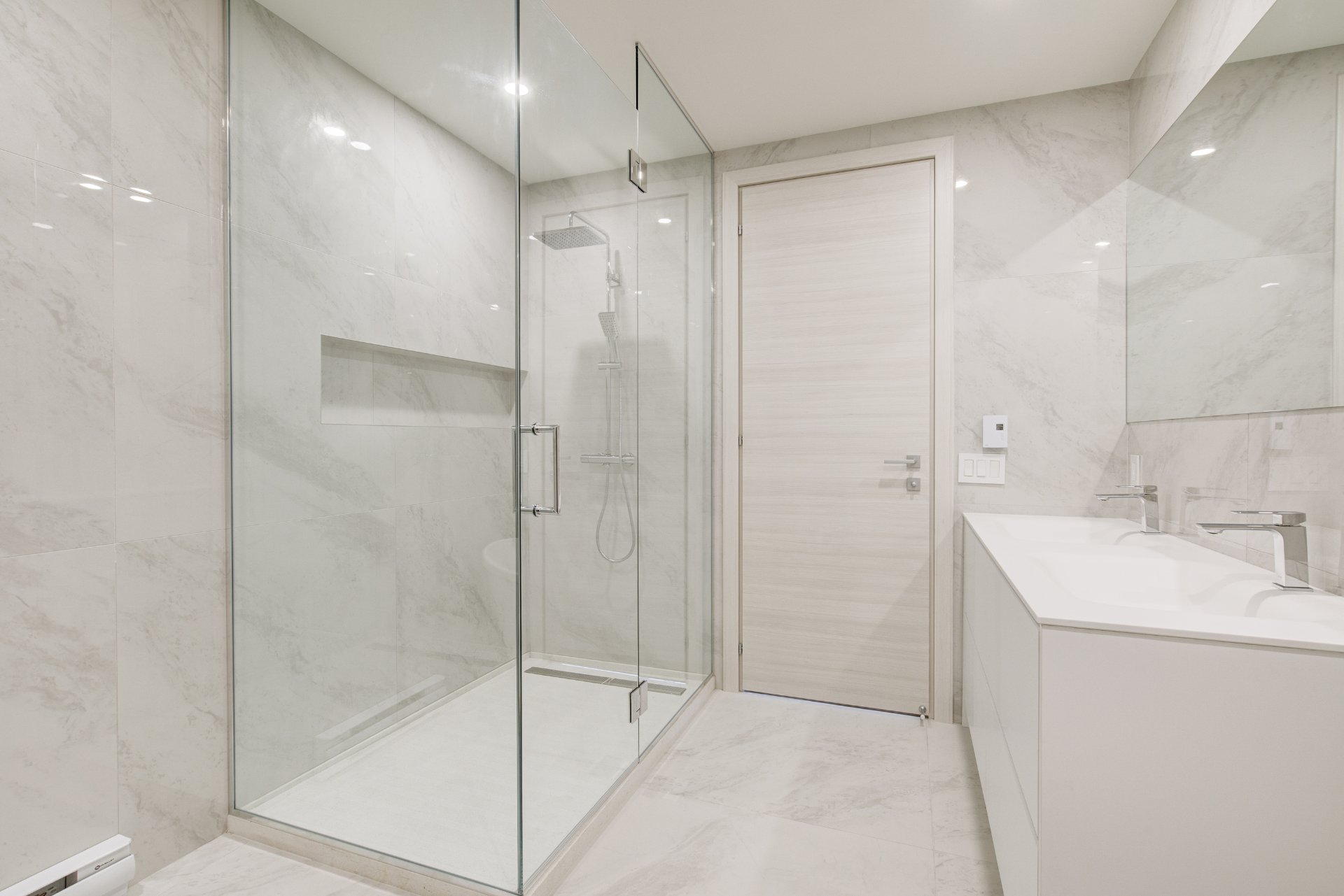 Photo - Salle de bains attenante à la CCP