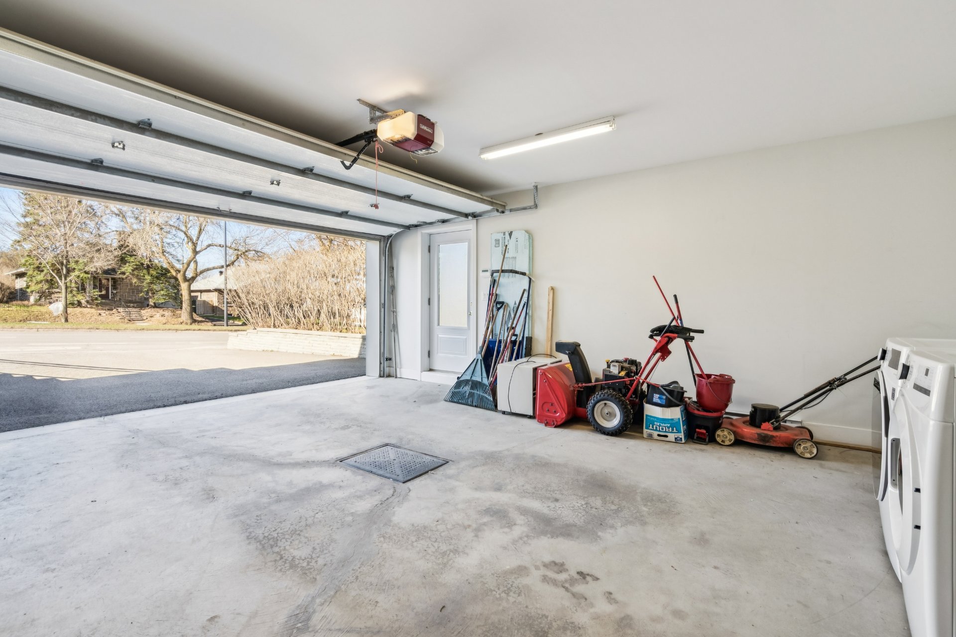 Photo - Garage