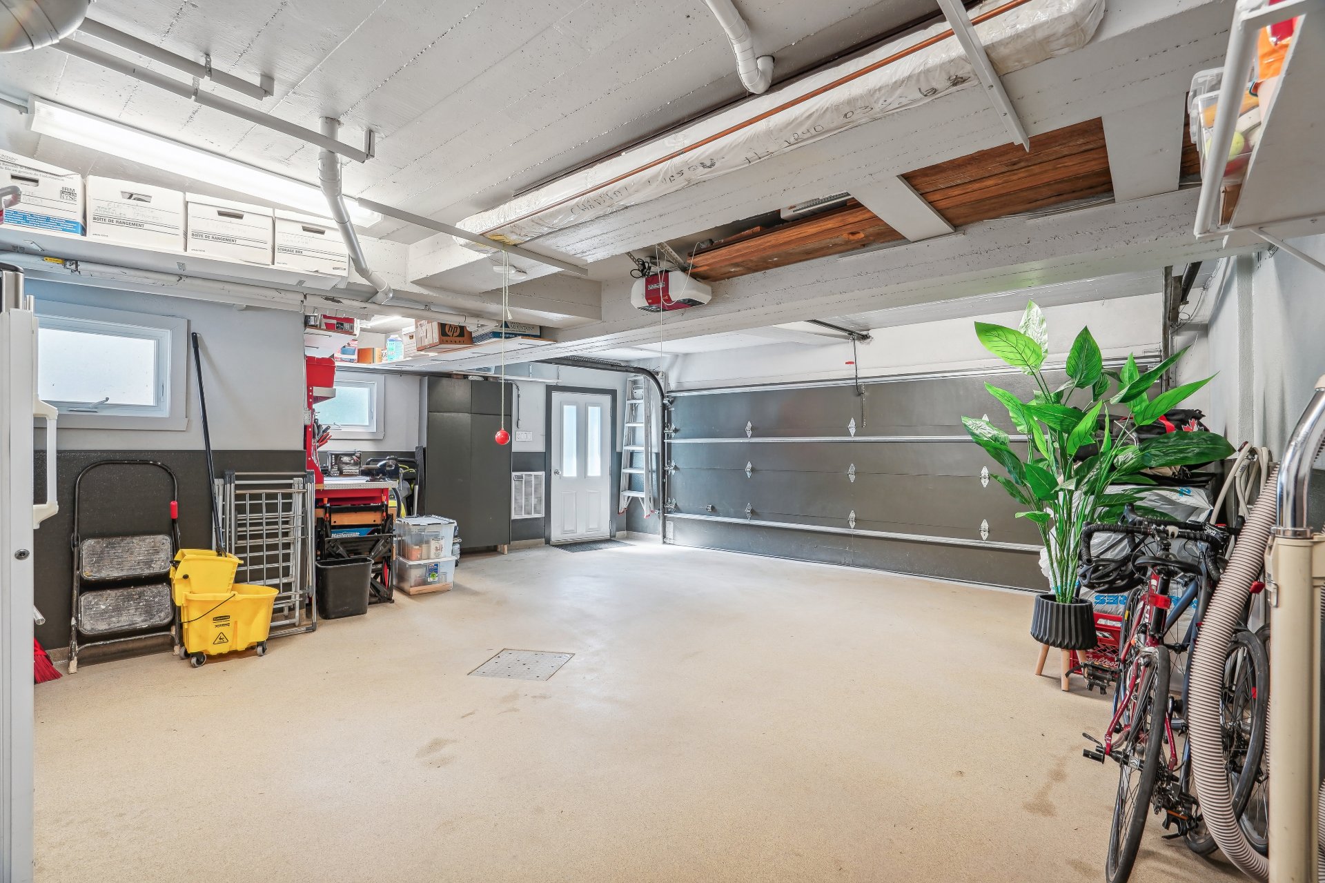 Photo - Garage