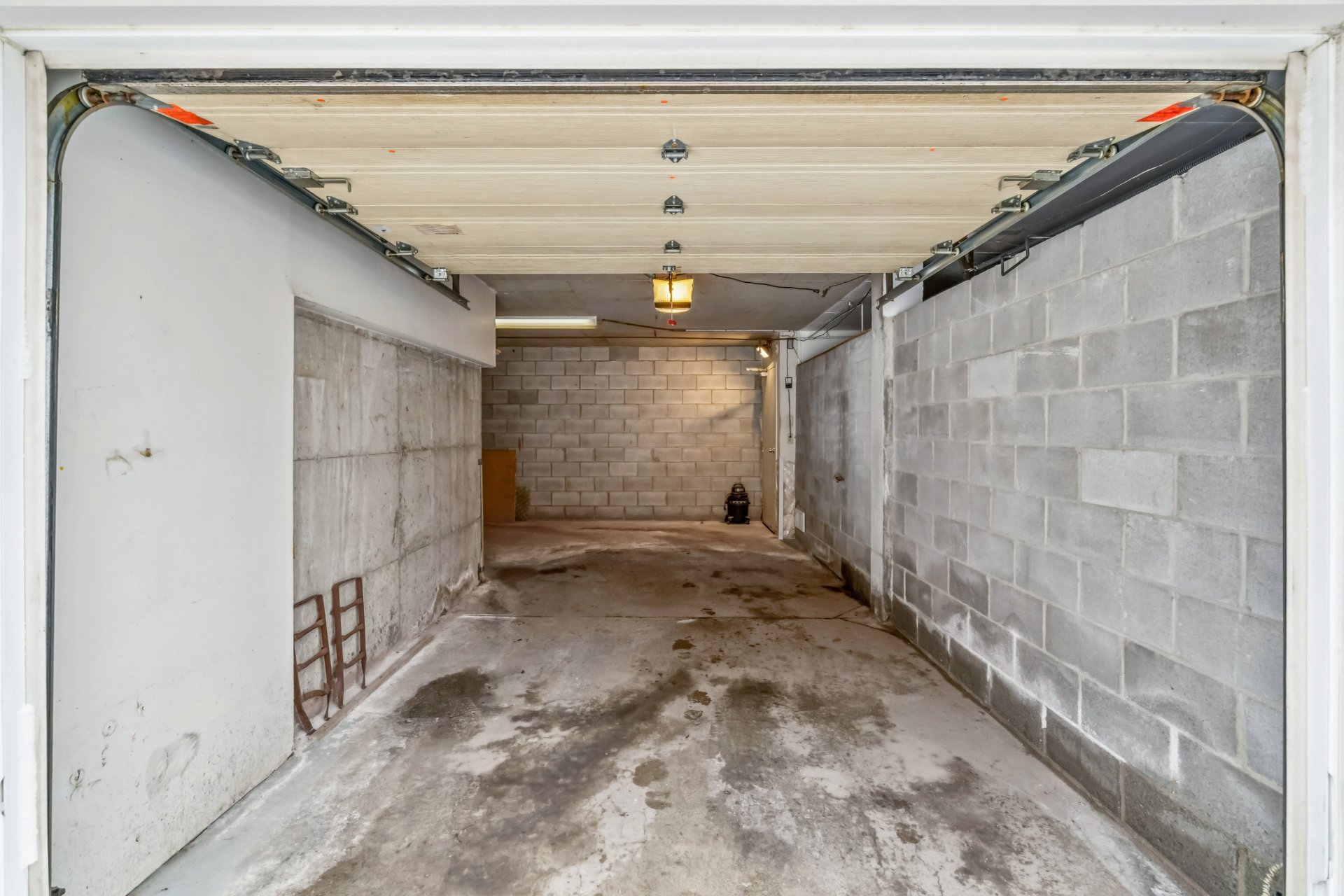Photo - Garage