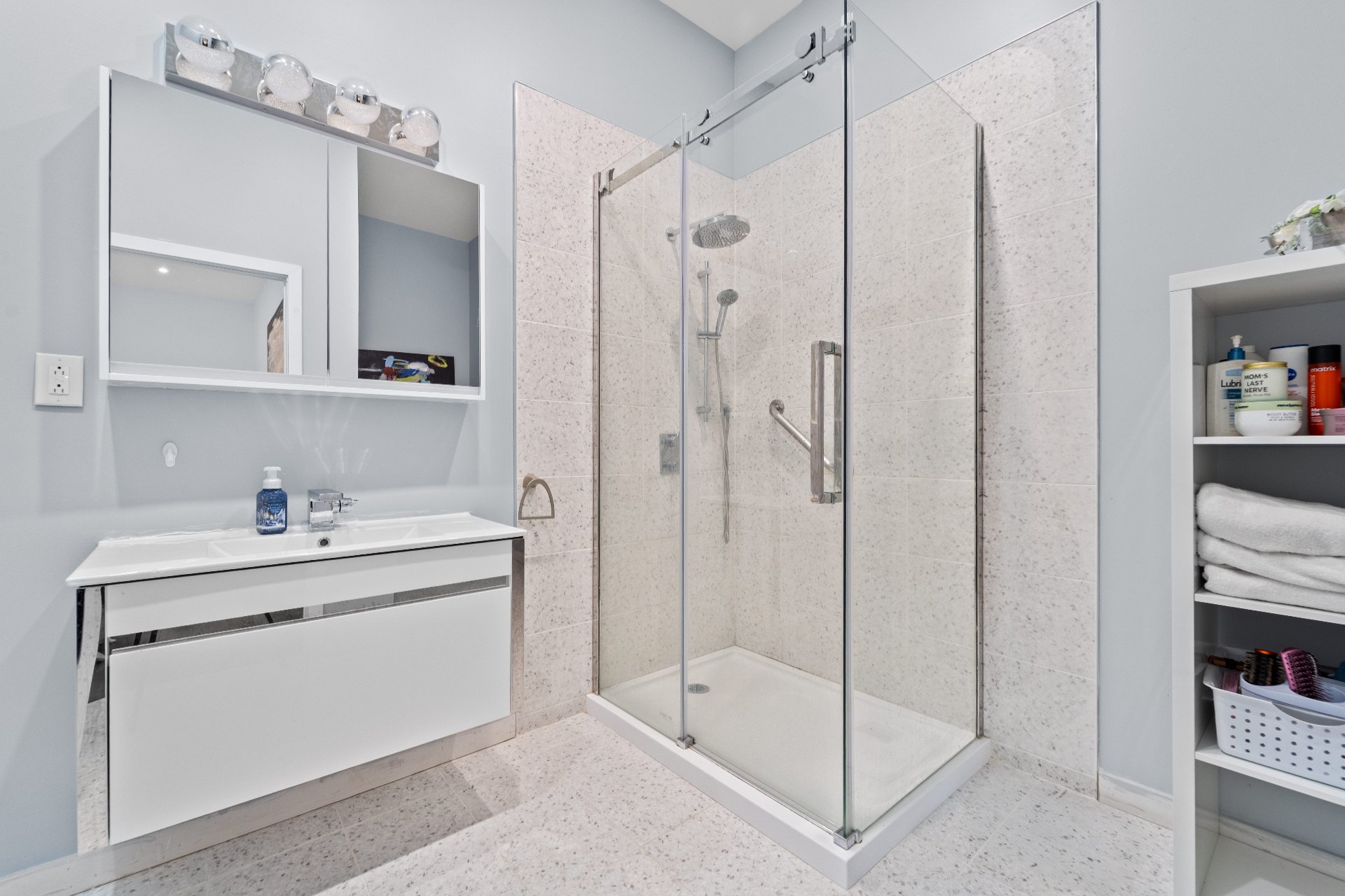 Photo - Salle de bains attenante à la CCP