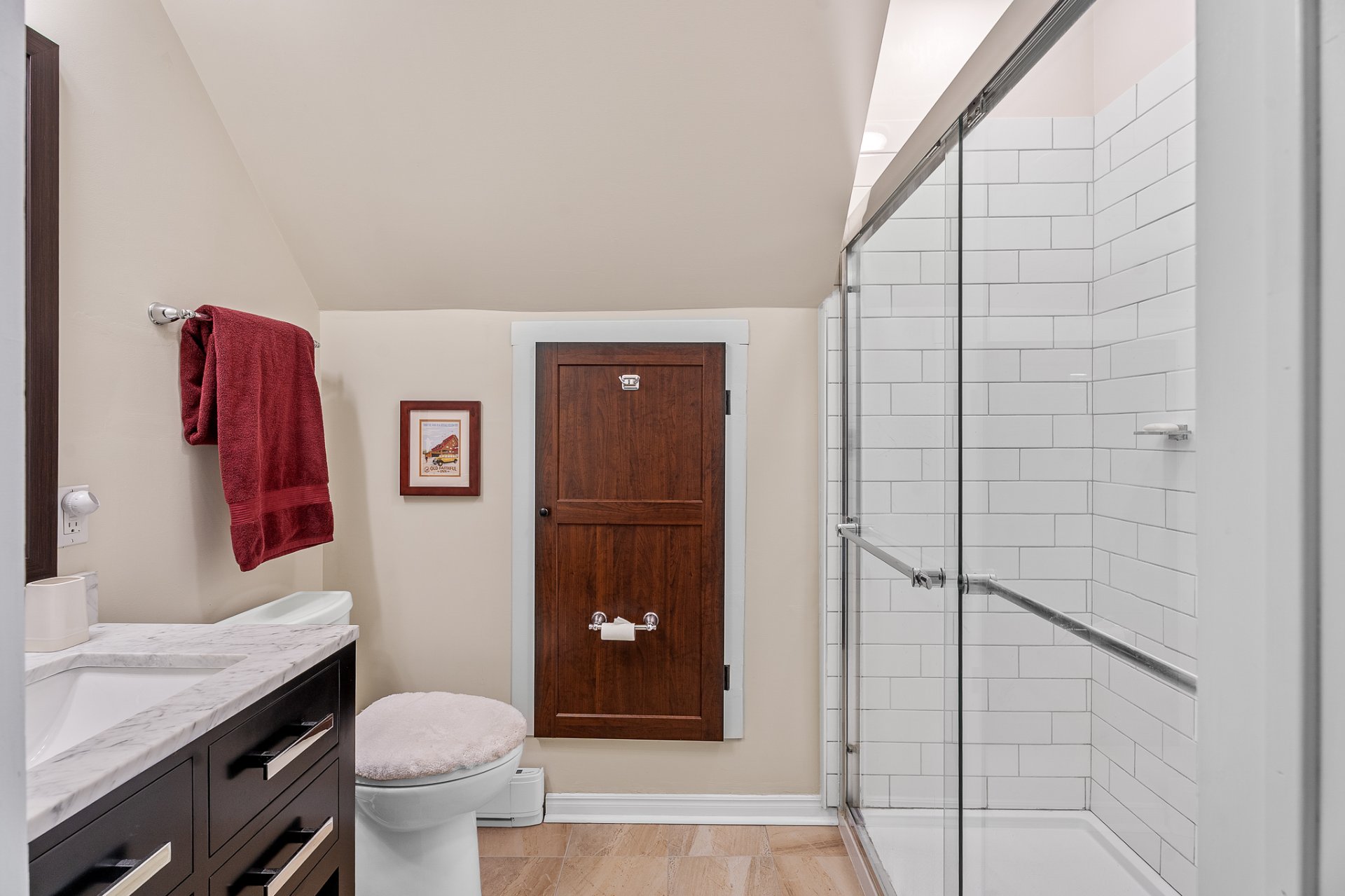 Photo - Ensuite bathroom