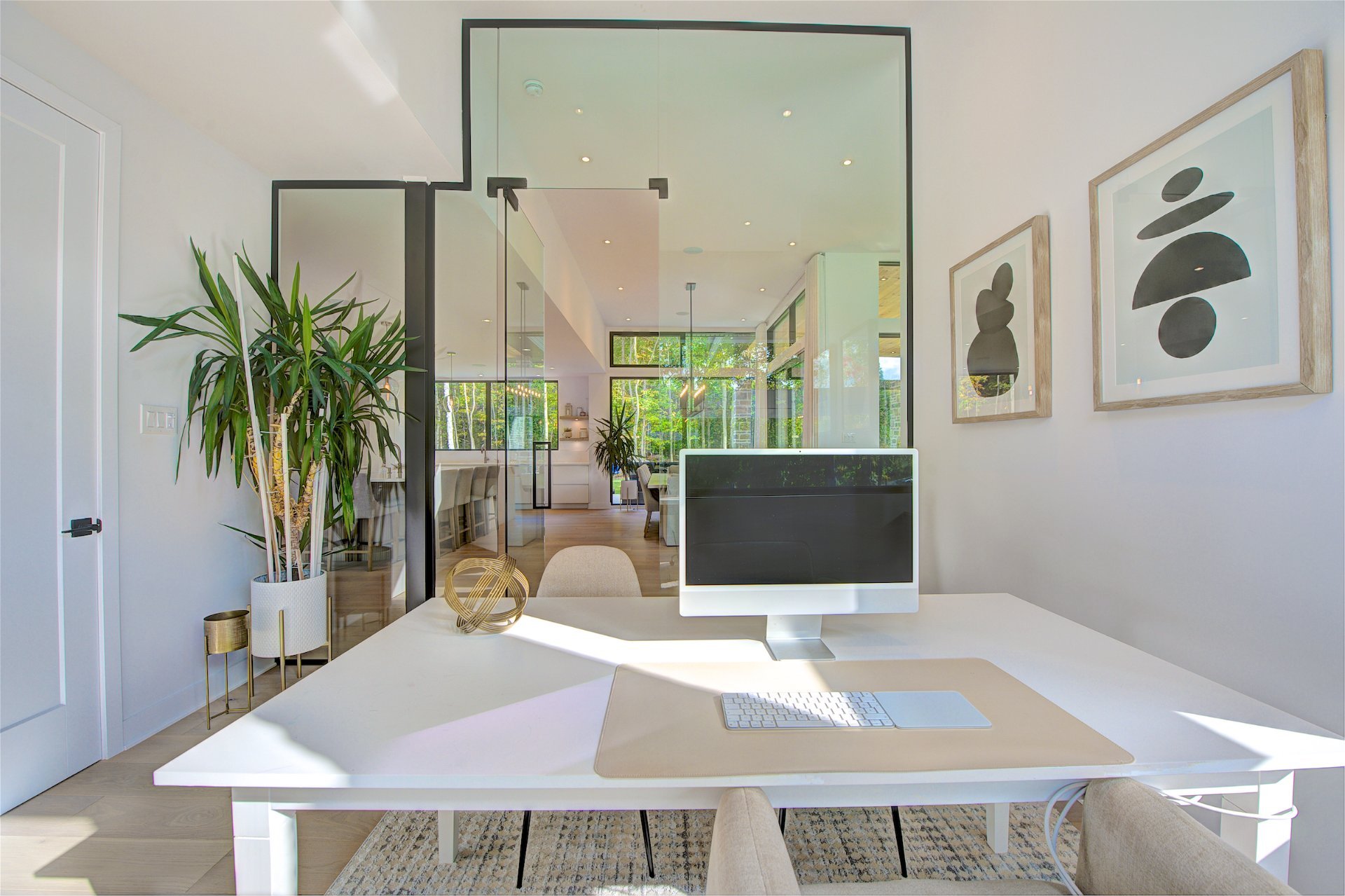 Photo - Bureau
