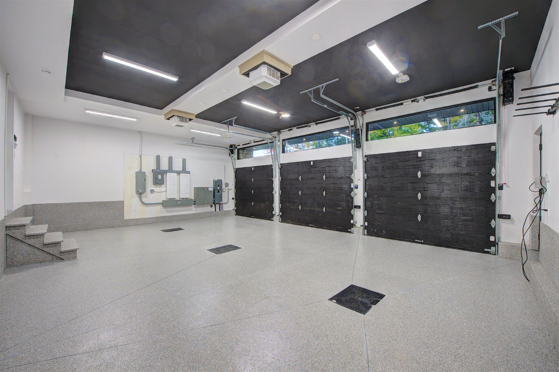 Photo - Garage