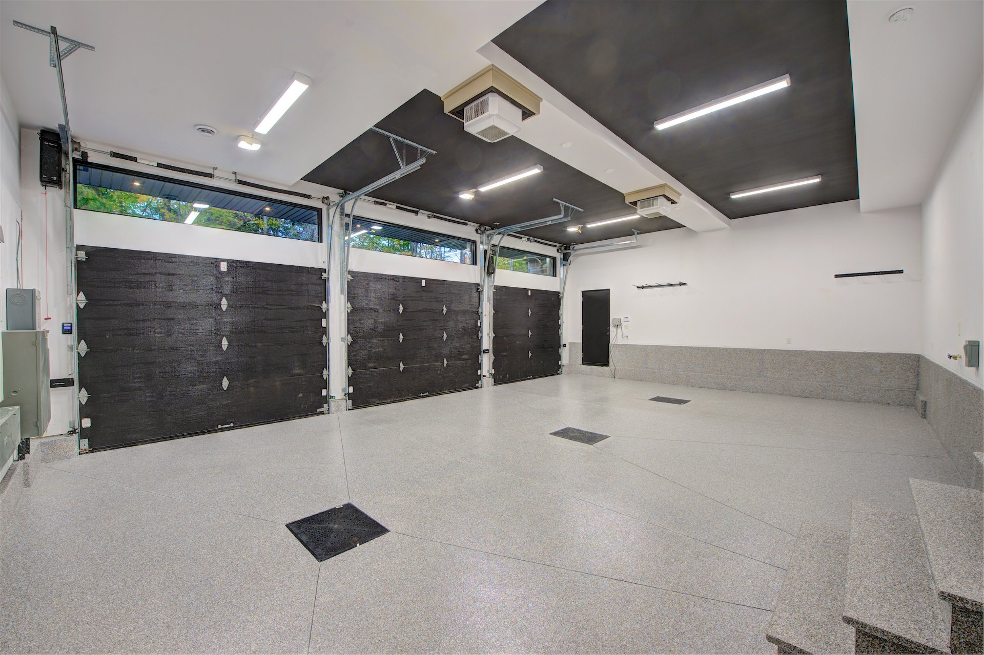 Photo - Garage