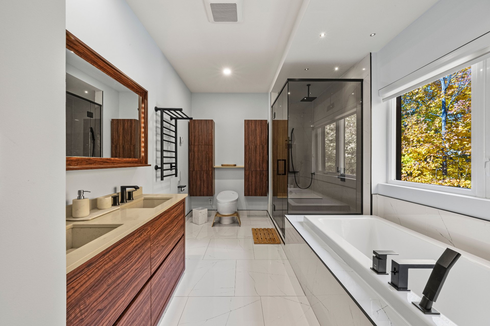 Photo - Ensuite bathroom