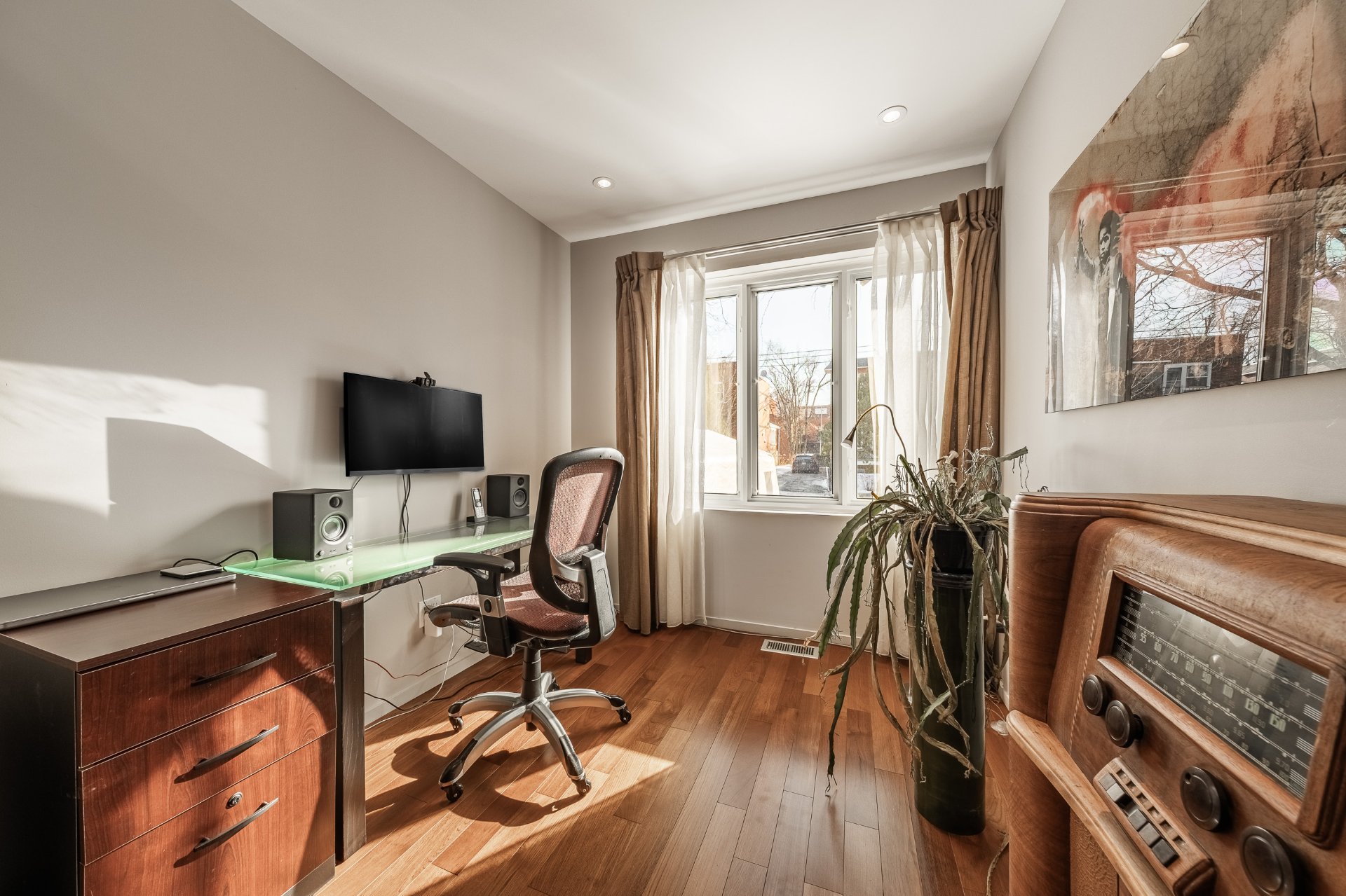 Photo - Bureau