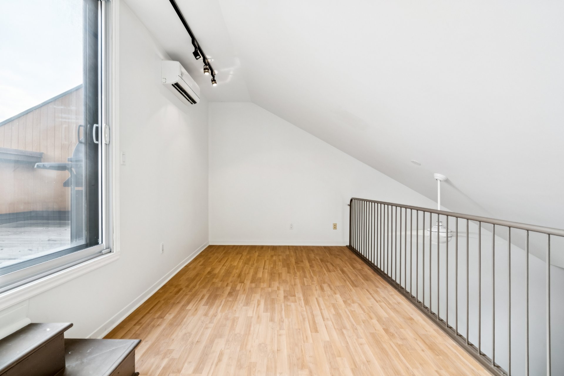 Photo - Mezzanine