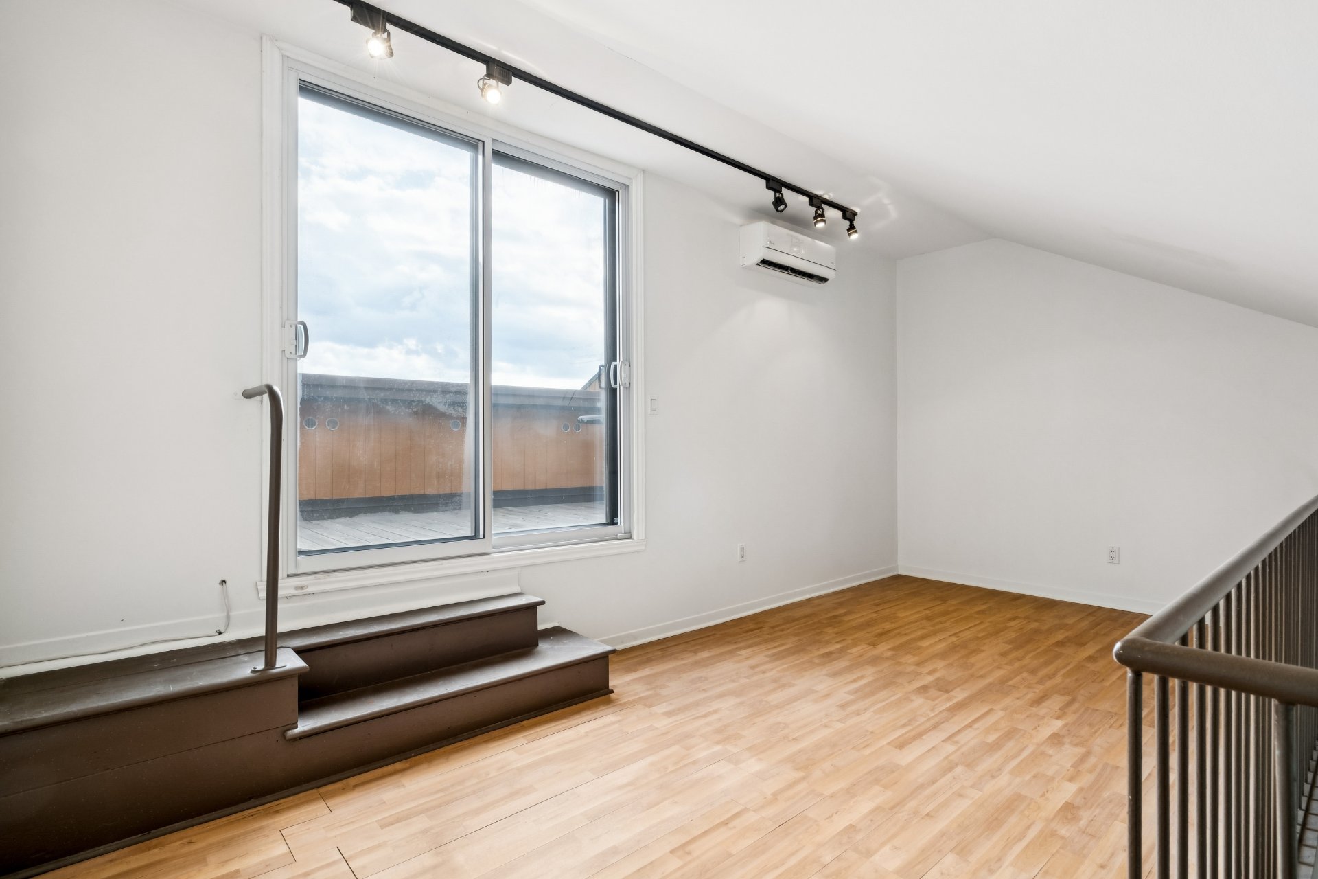 Photo - Mezzanine