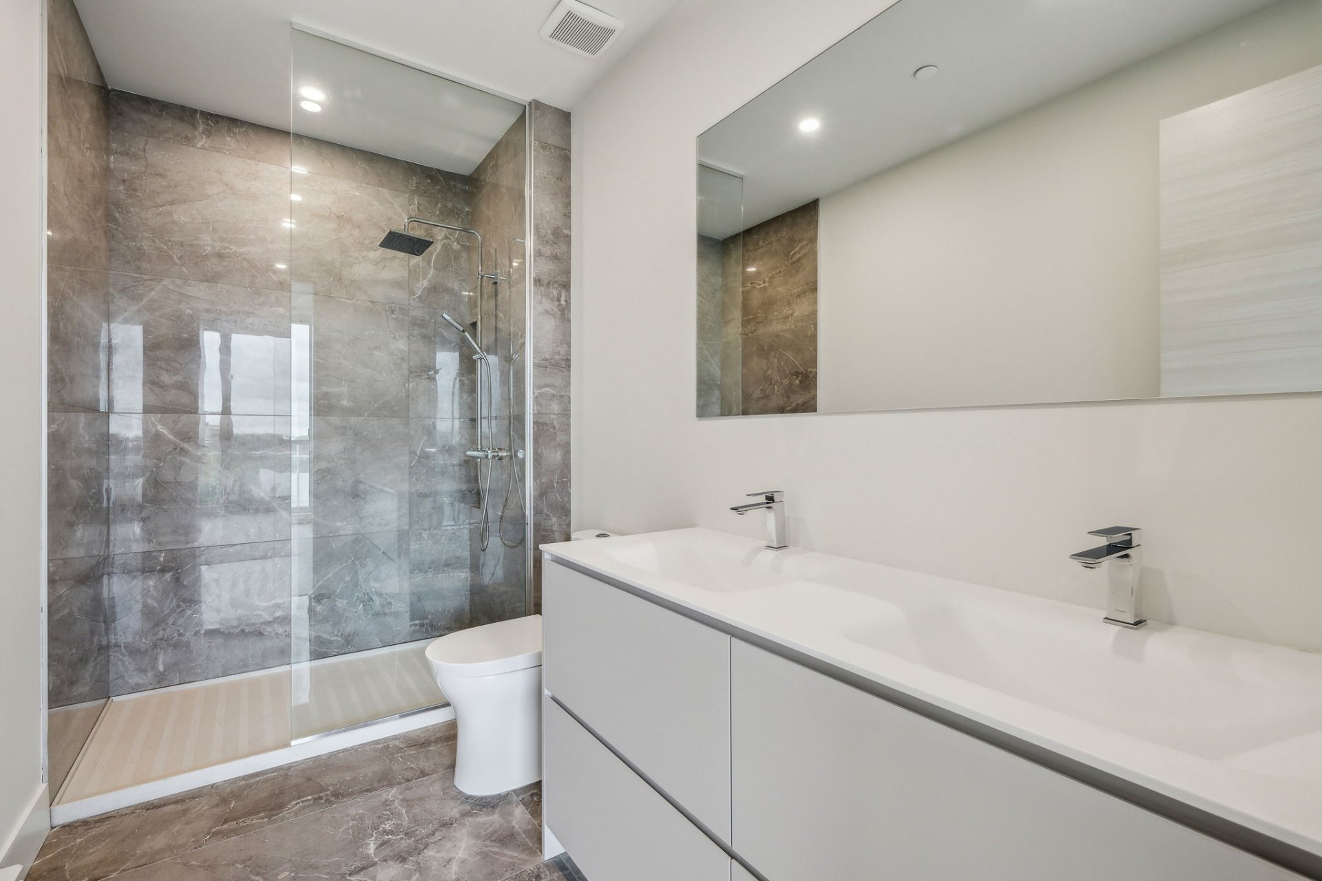 Photo - Ensuite bathroom