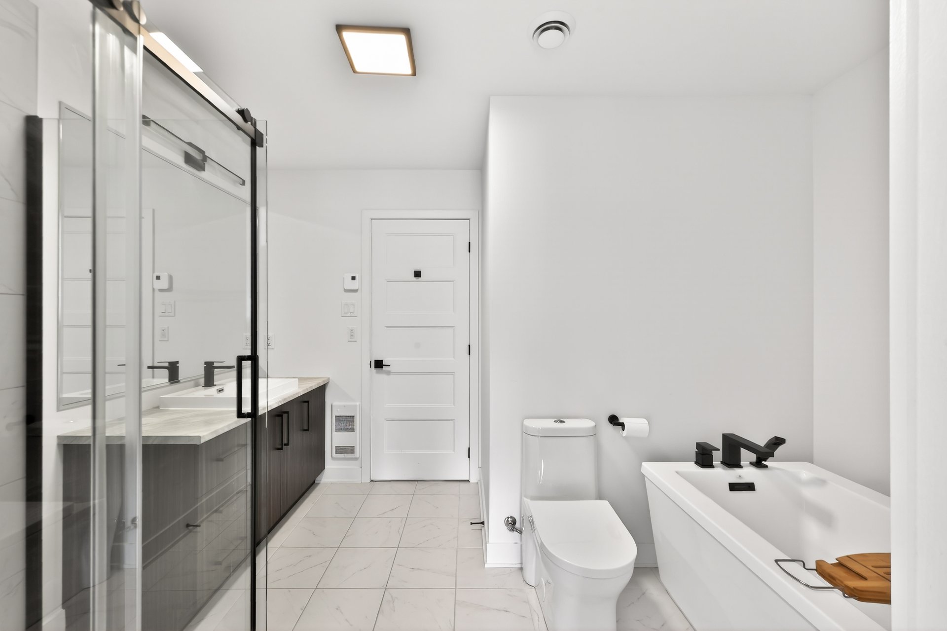 Photo - Ensuite bathroom