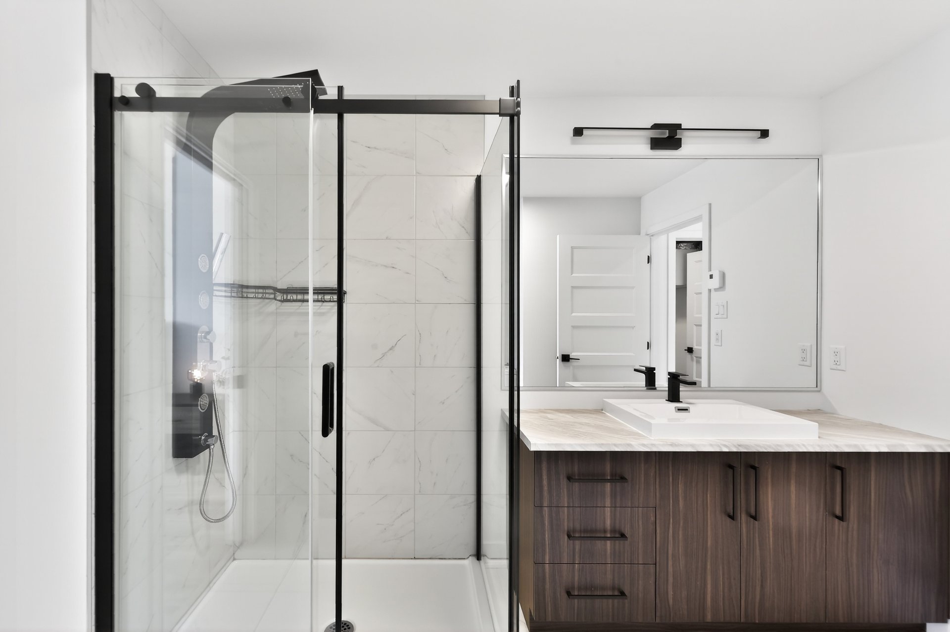 Photo - Ensuite bathroom