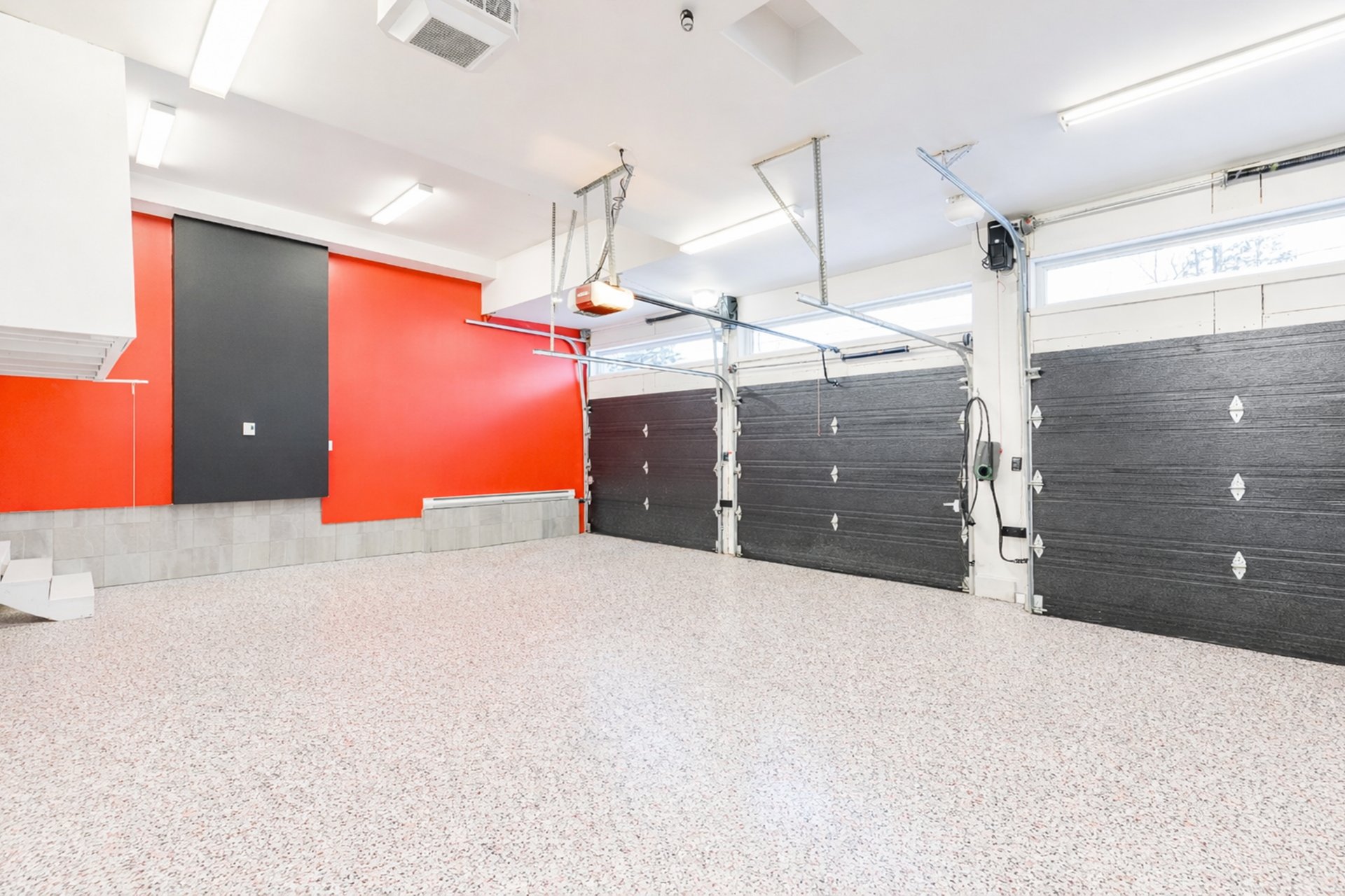 Photo - Garage