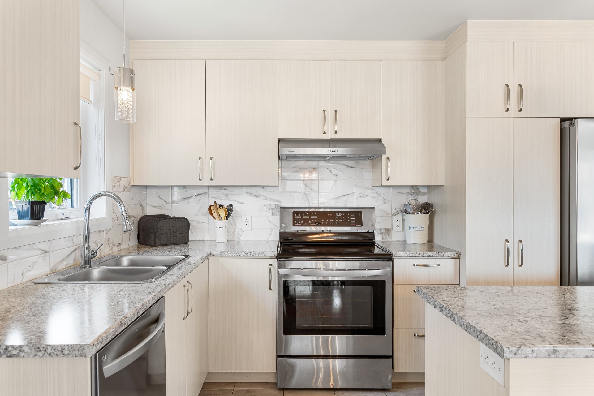 Photo - Kitchen