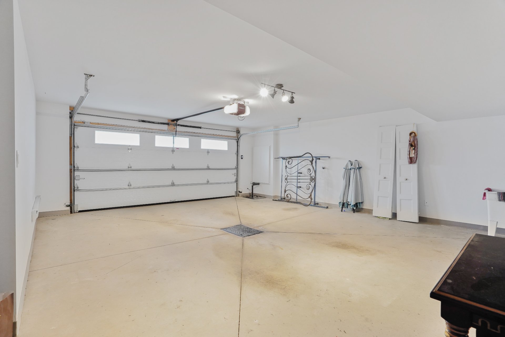 Photo - Garage