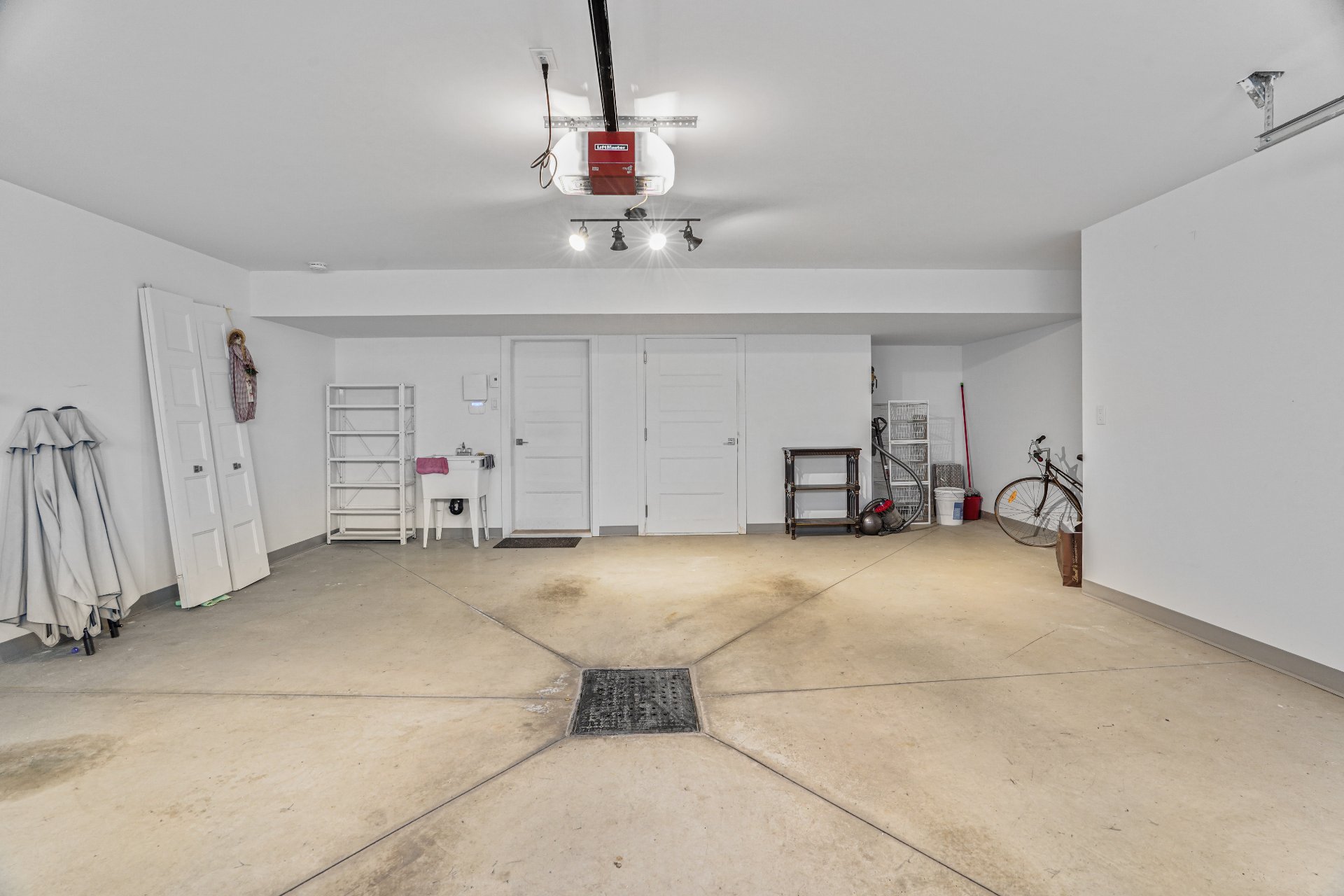 Photo - Garage