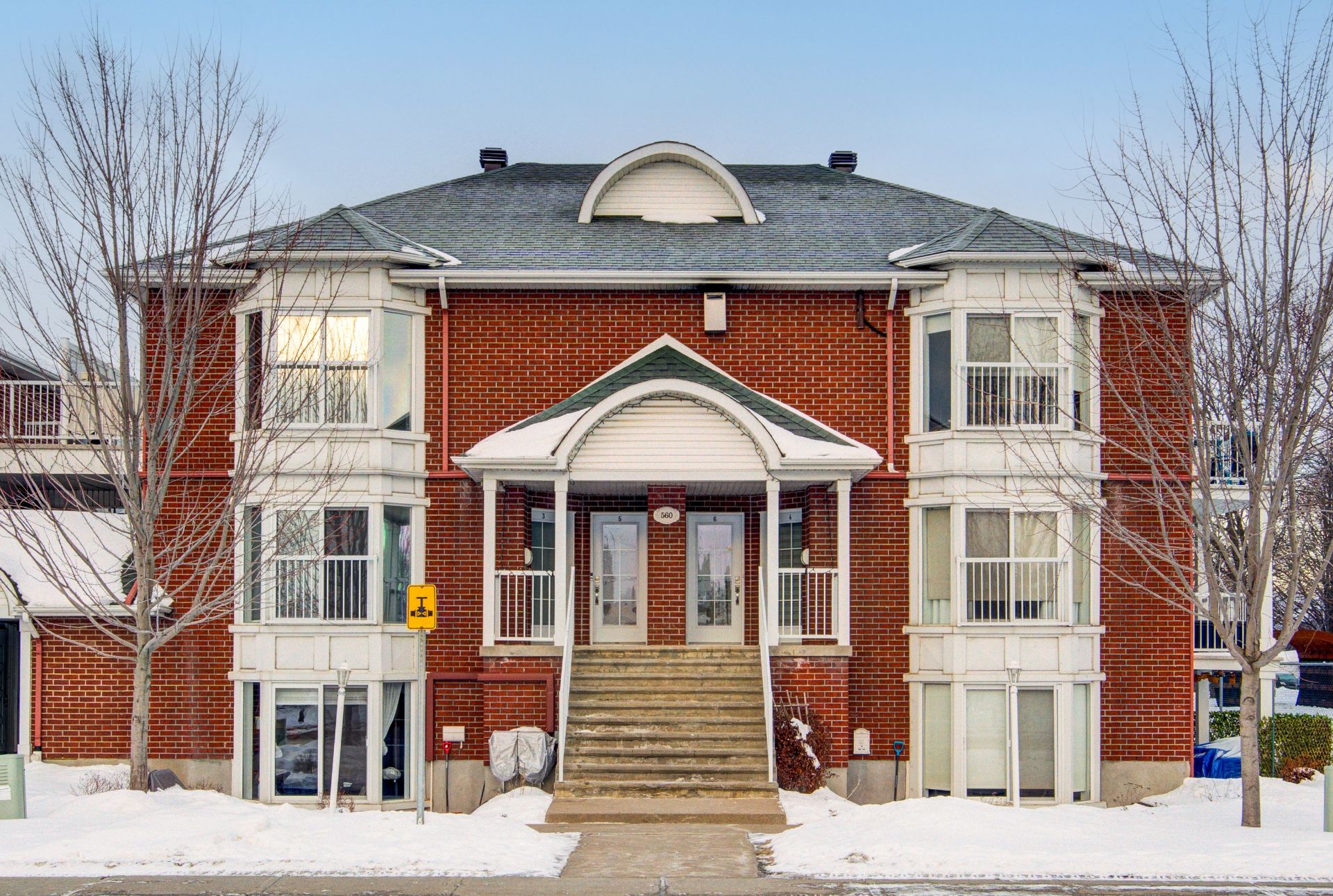 Photo - Façade
