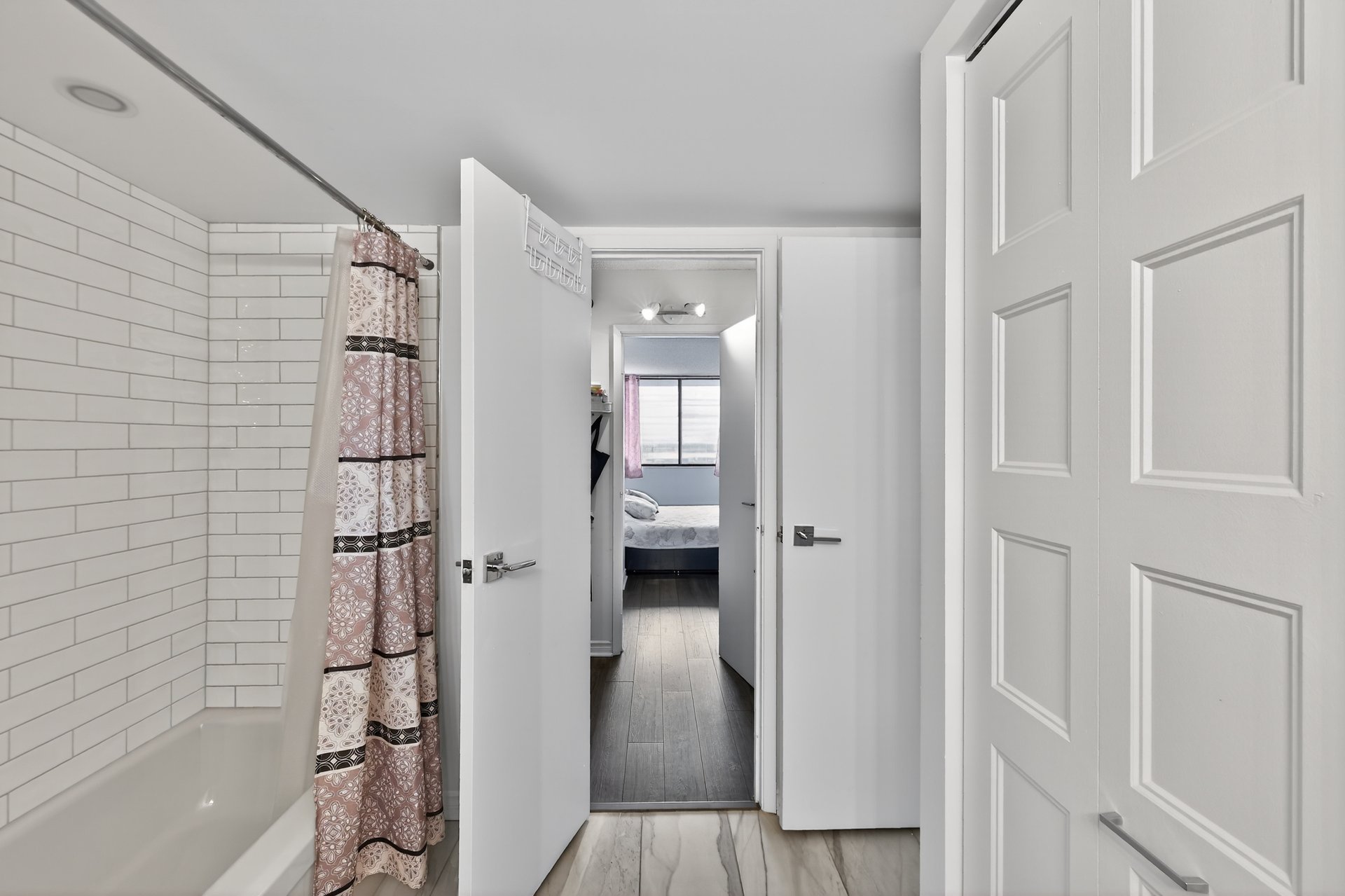 Photo - Ensuite bathroom