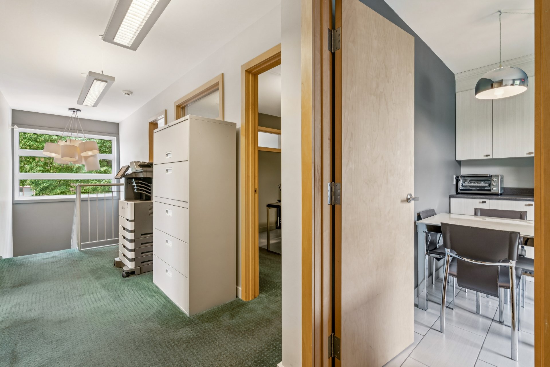 Photo - Bureau