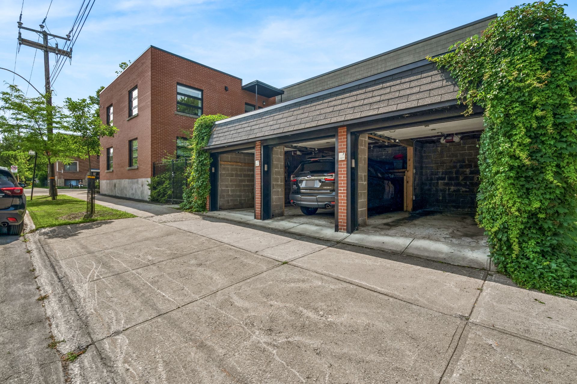 Photo - Garage