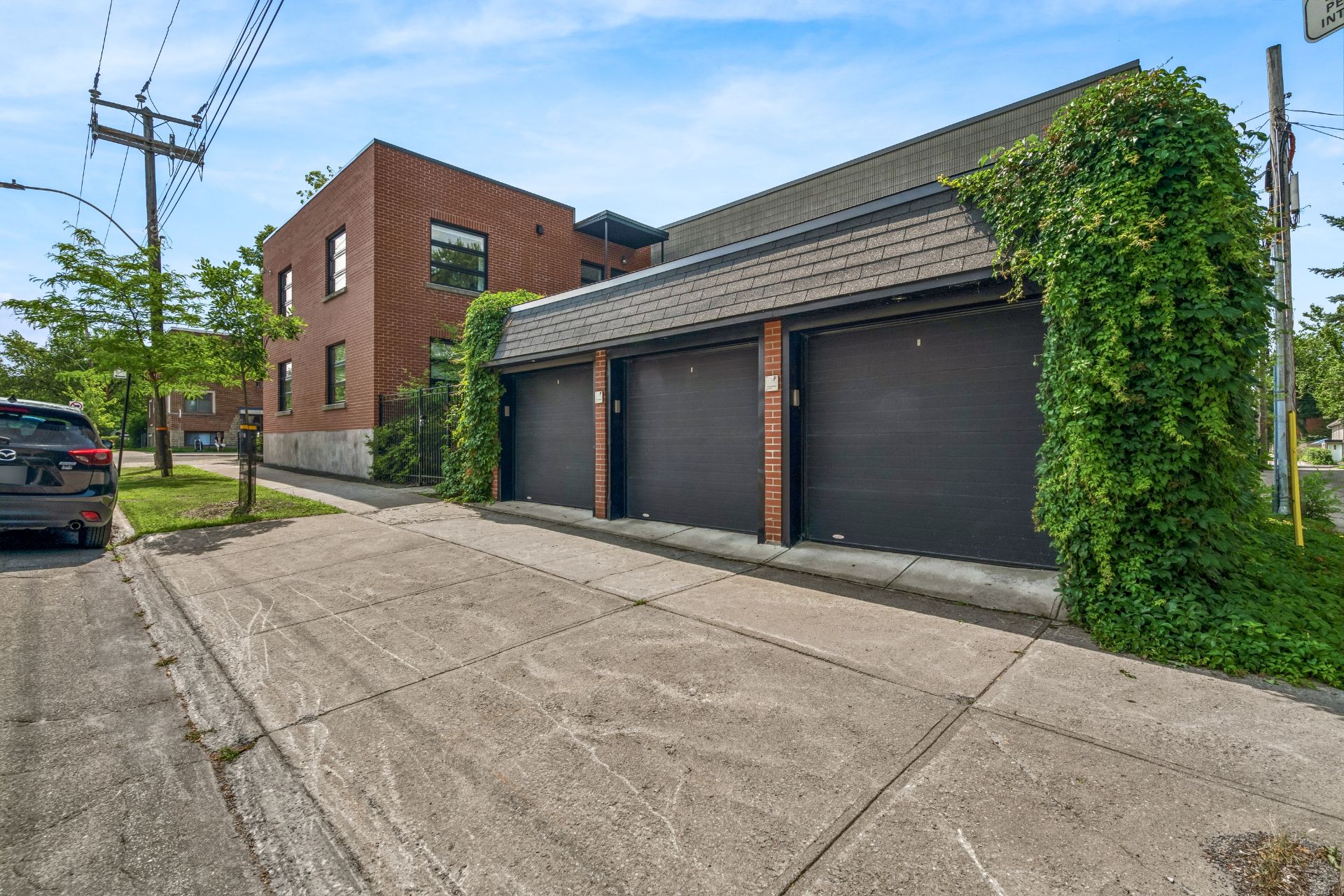 Photo - Garage