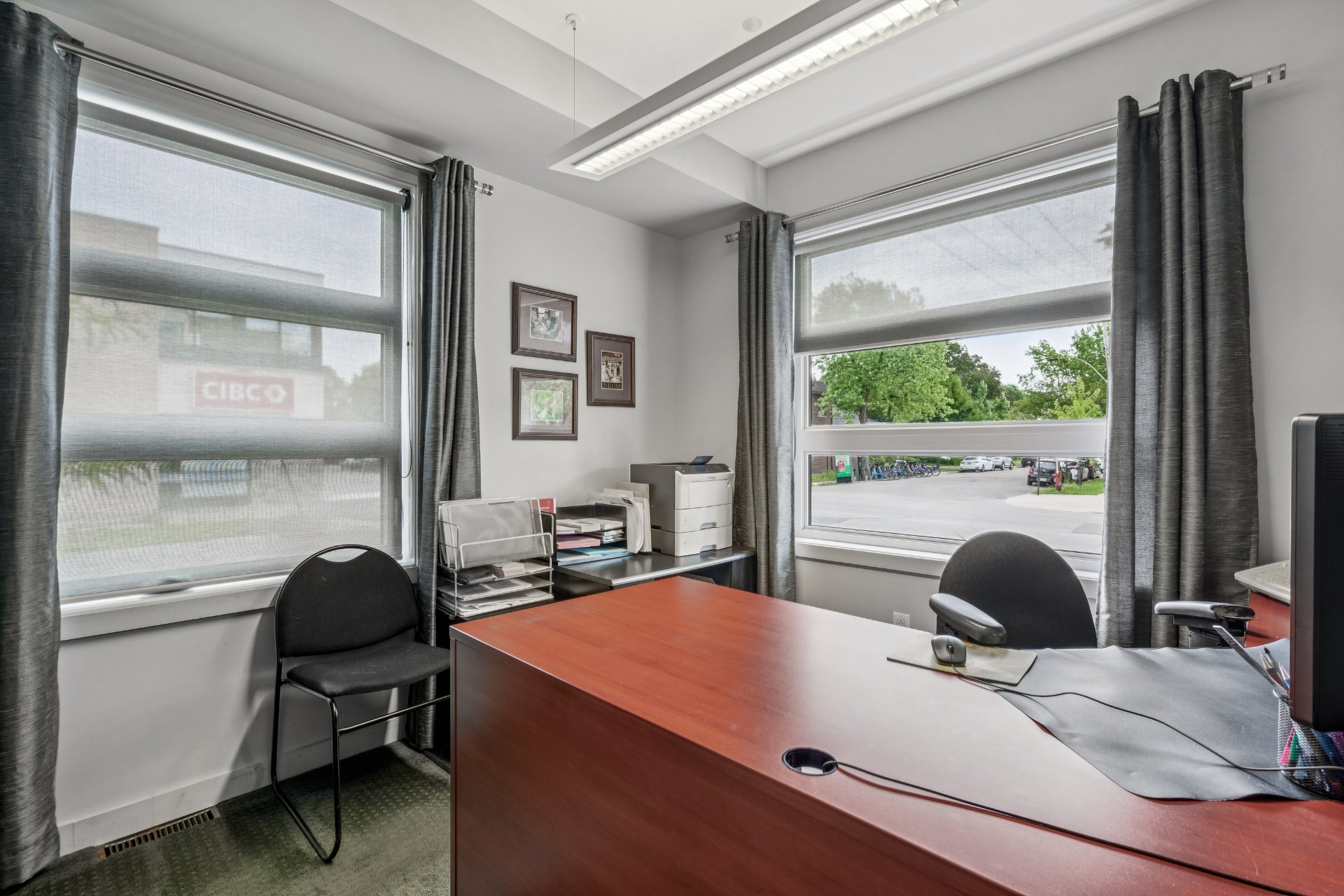 Photo - Bureau