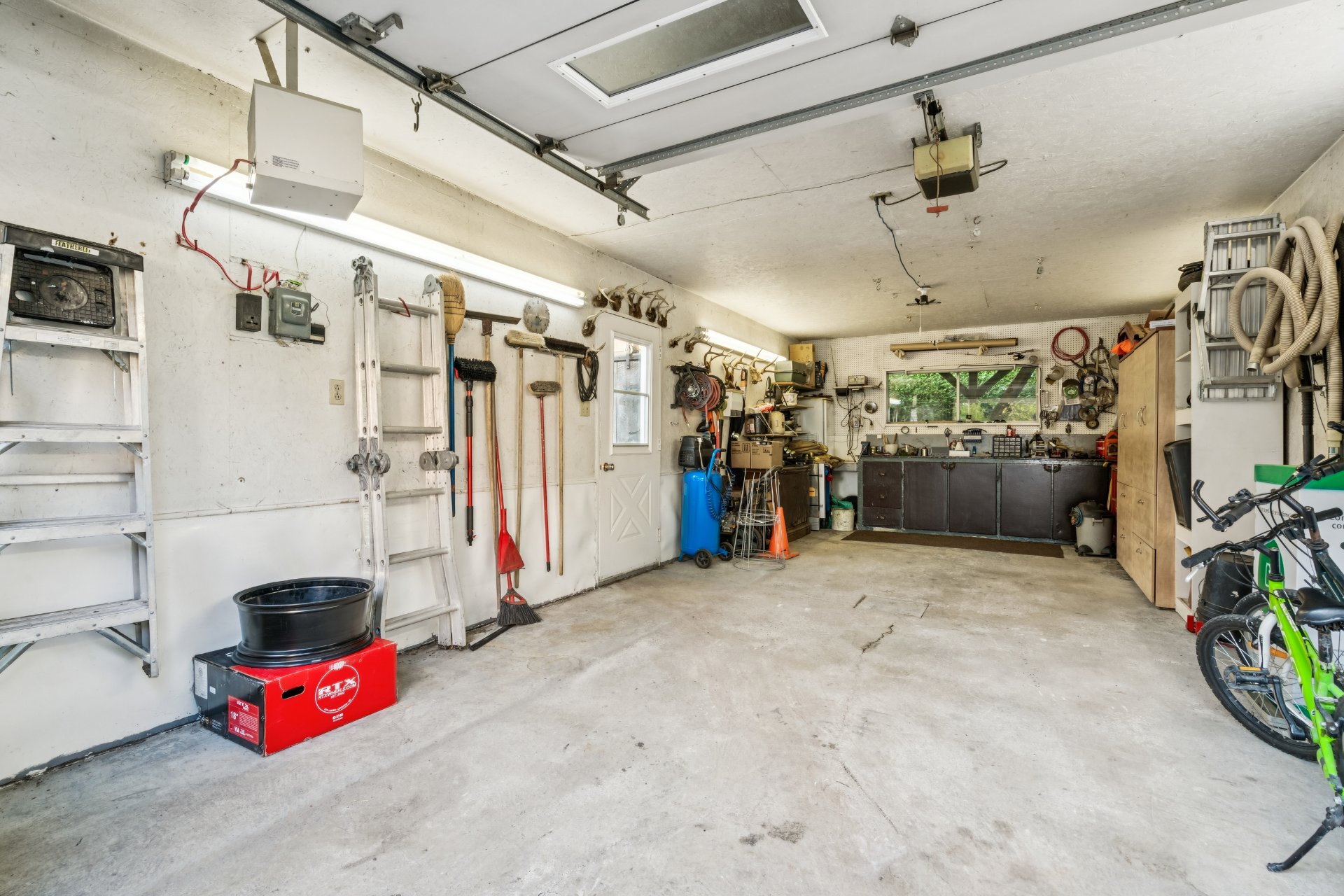Photo - Garage