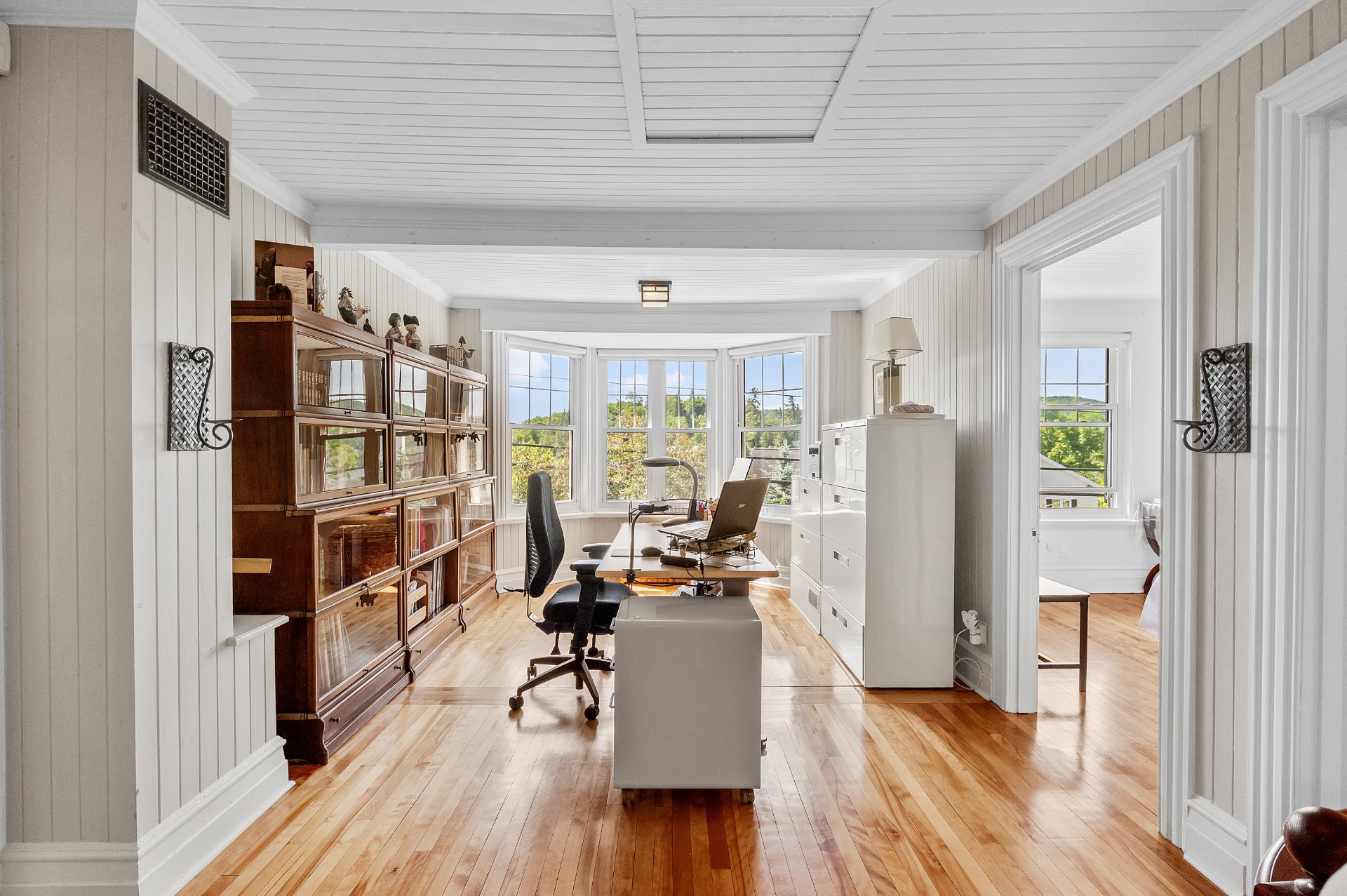 Photo - Bureau