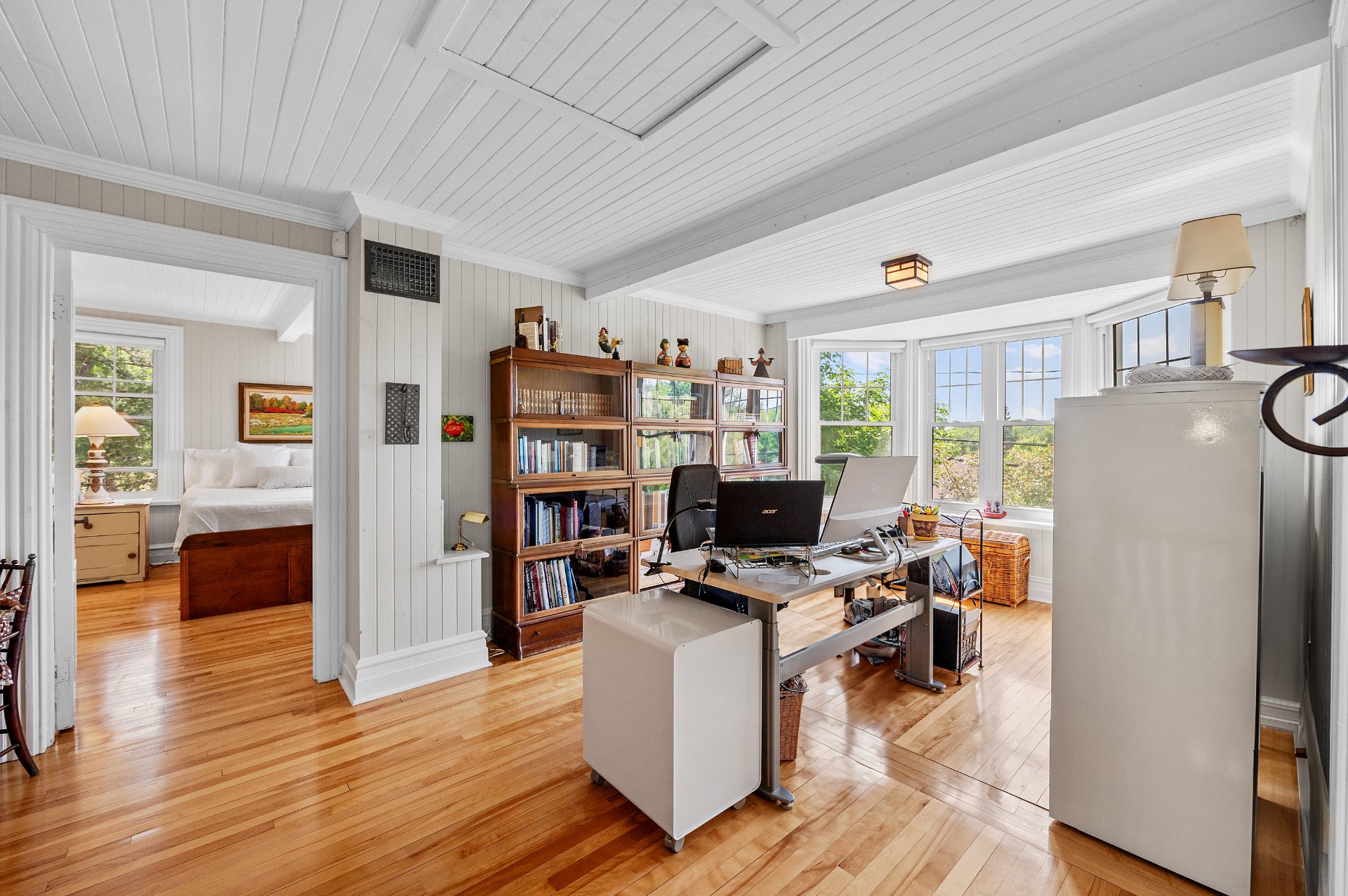 Photo - Bureau