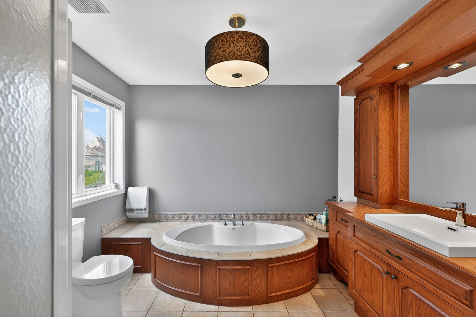 Photo - Ensuite bathroom