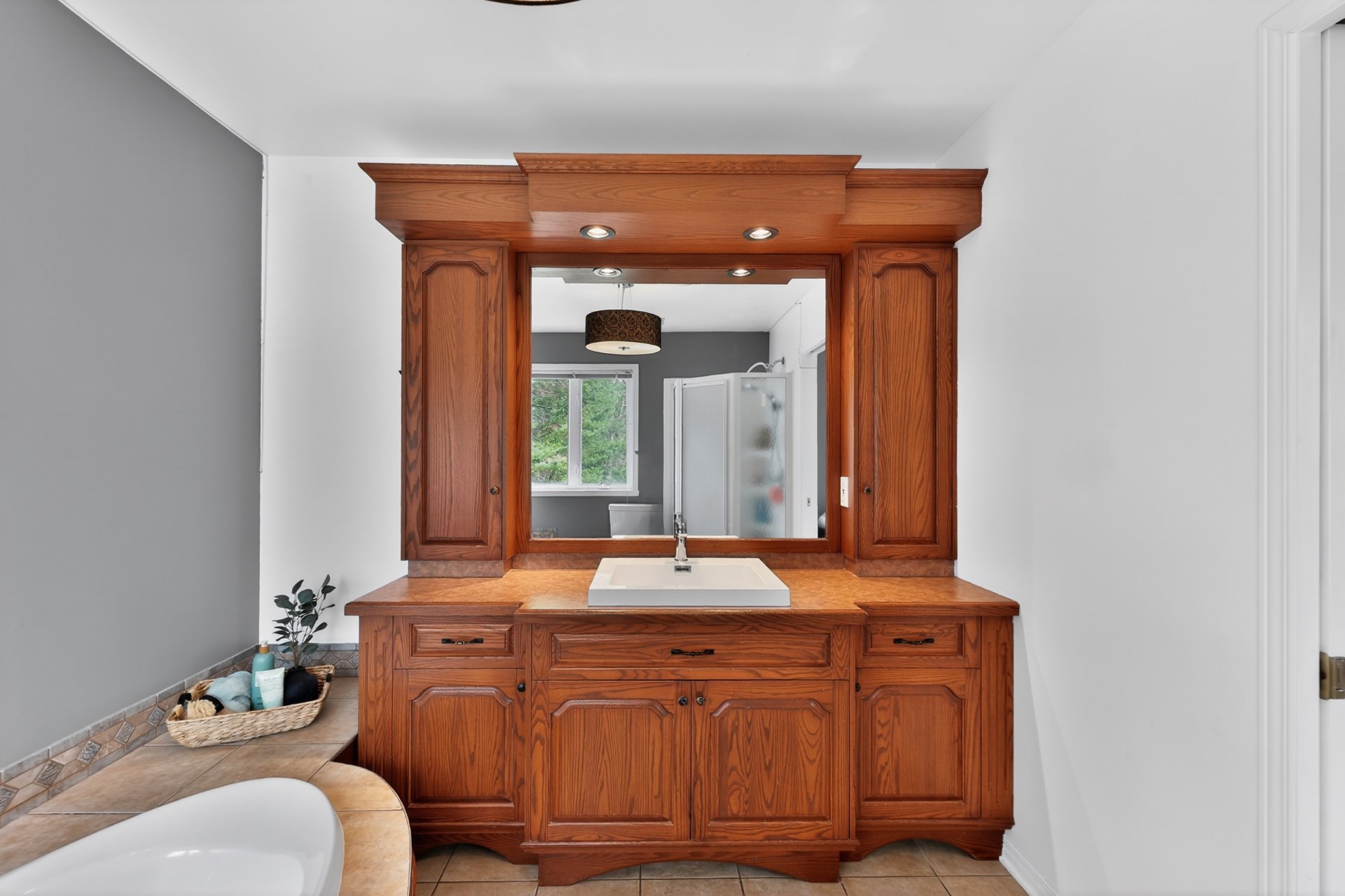 Photo - Ensuite bathroom