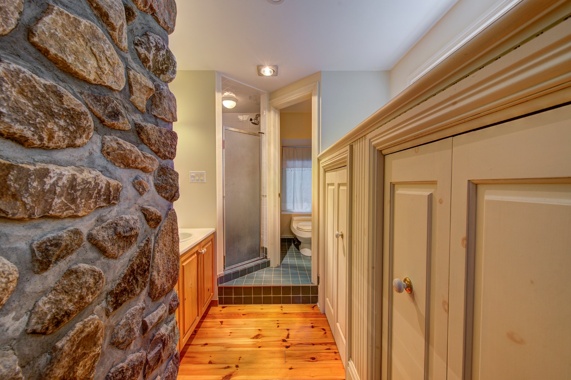Photo - Ensuite bathroom