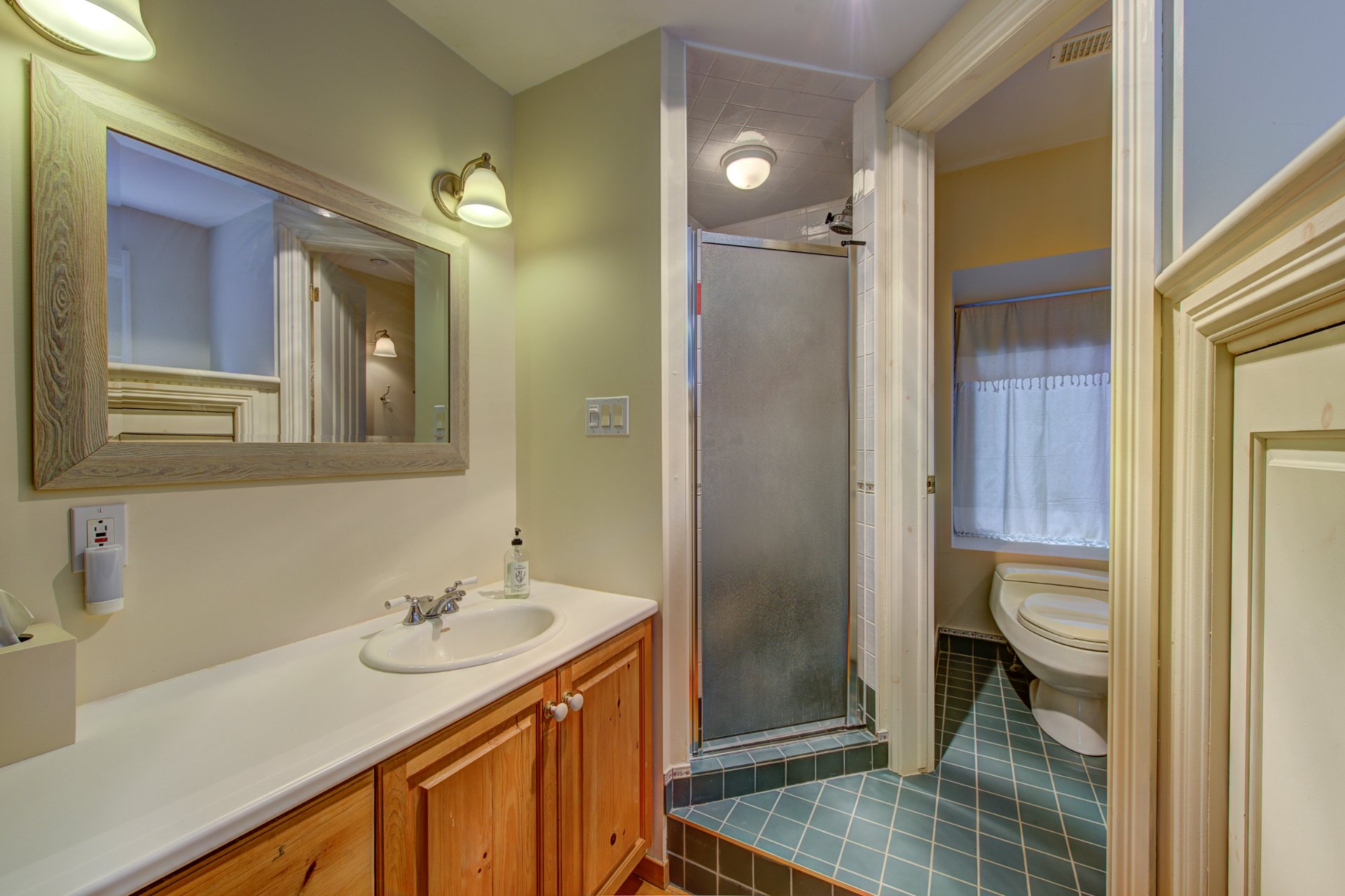 Photo - Ensuite bathroom