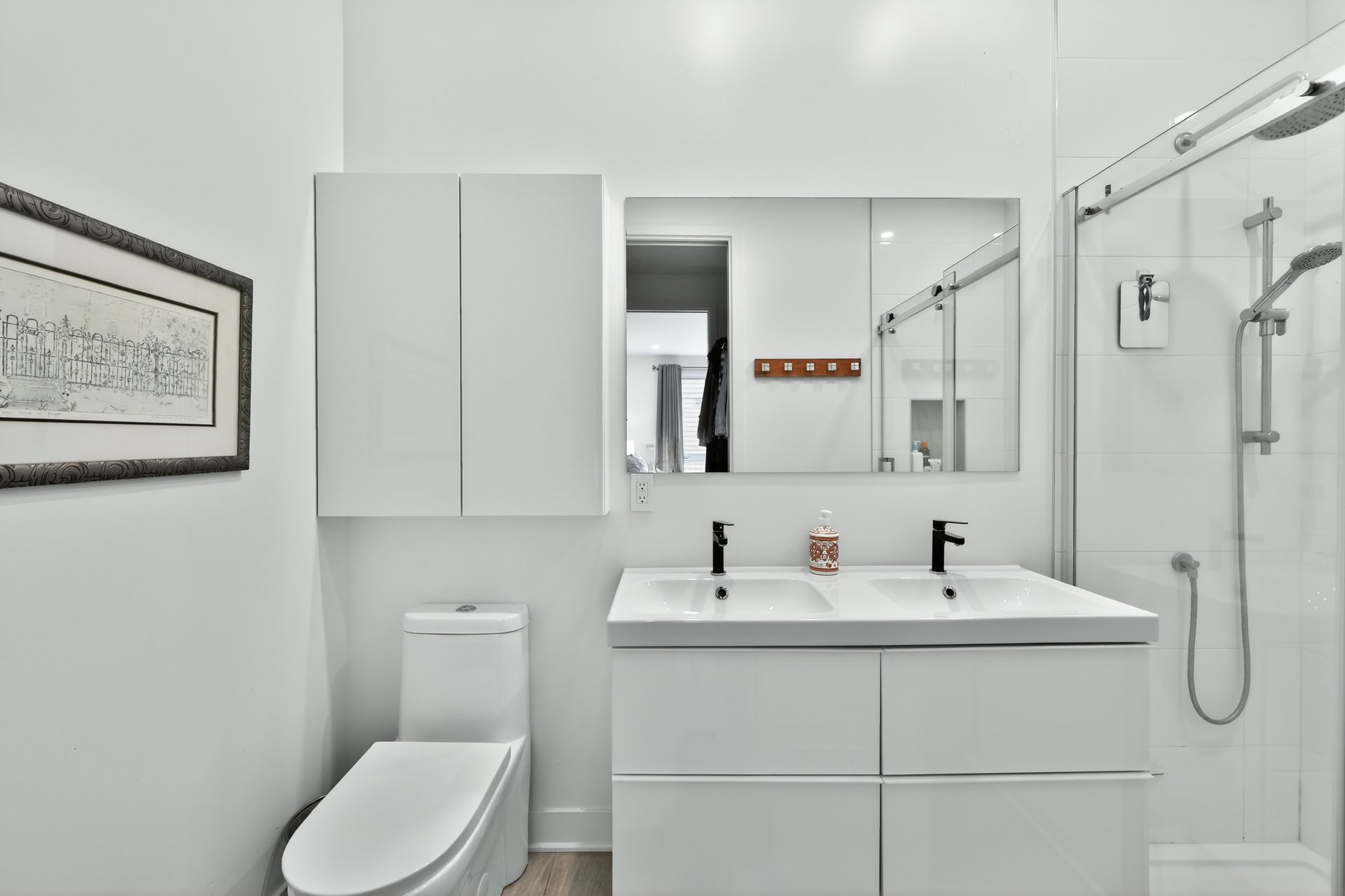 Photo - Ensuite bathroom