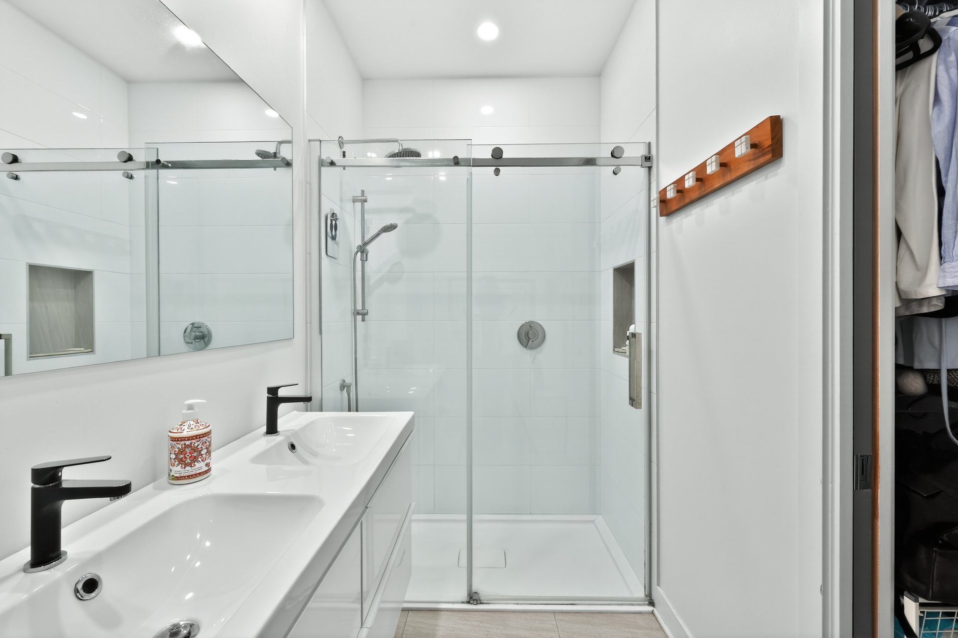 Photo - Ensuite bathroom