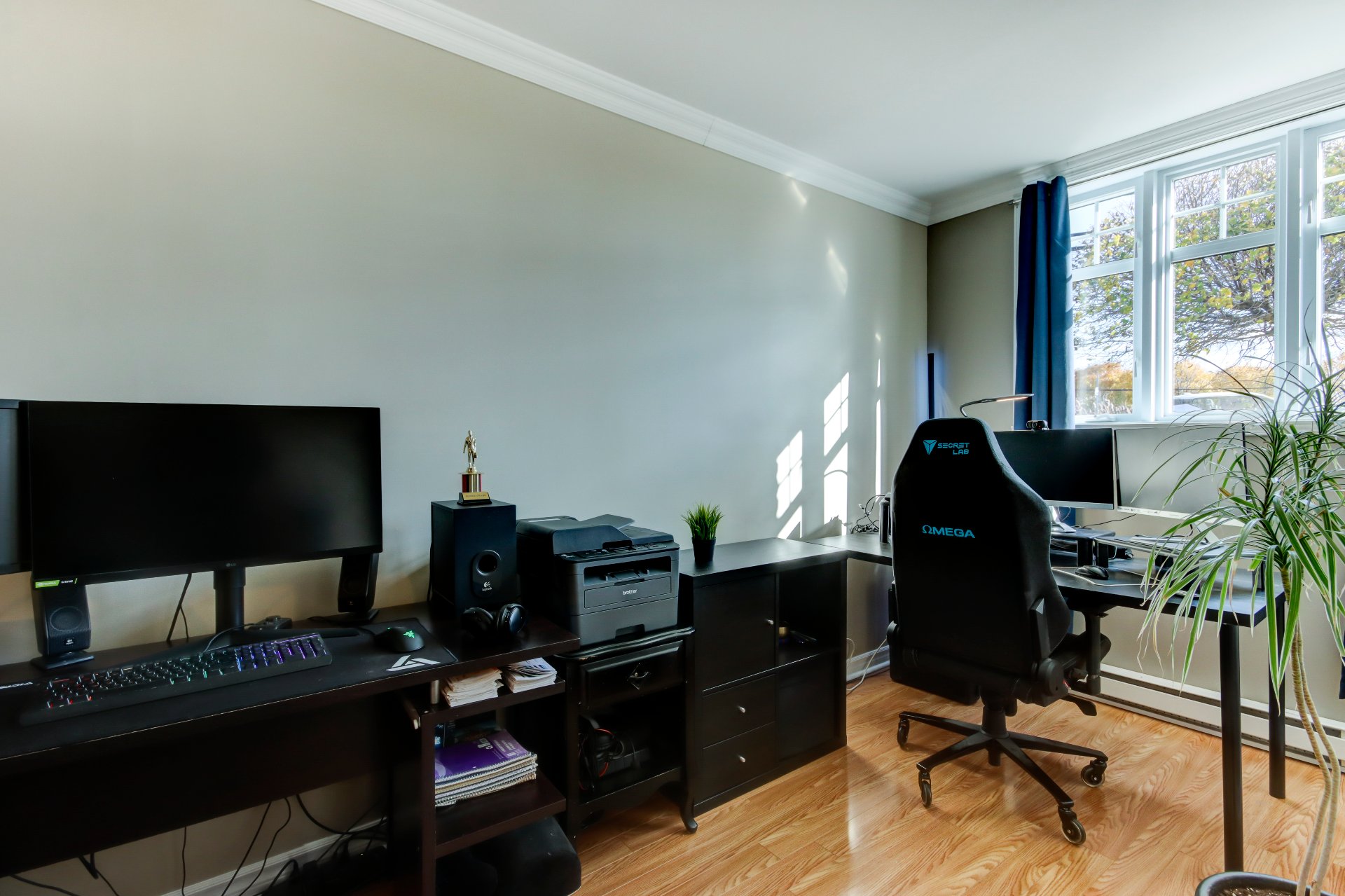 Photo - Bureau