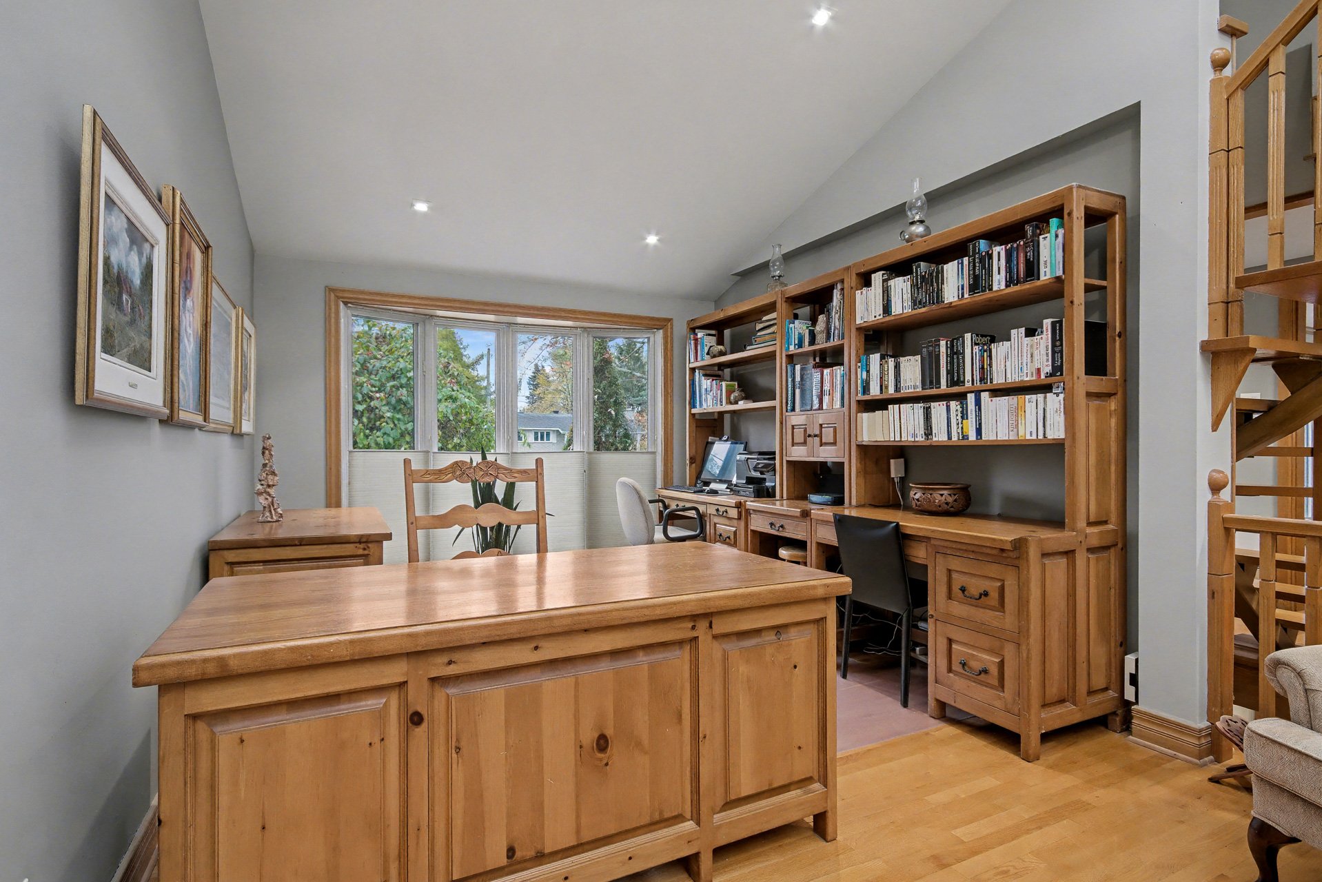 Photo - Bureau