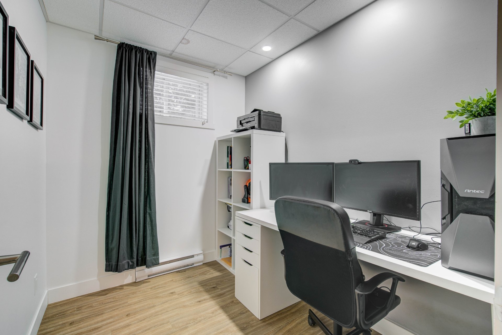 Photo - Bureau