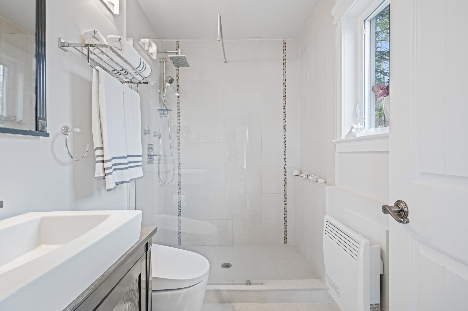 Photo - Ensuite bathroom