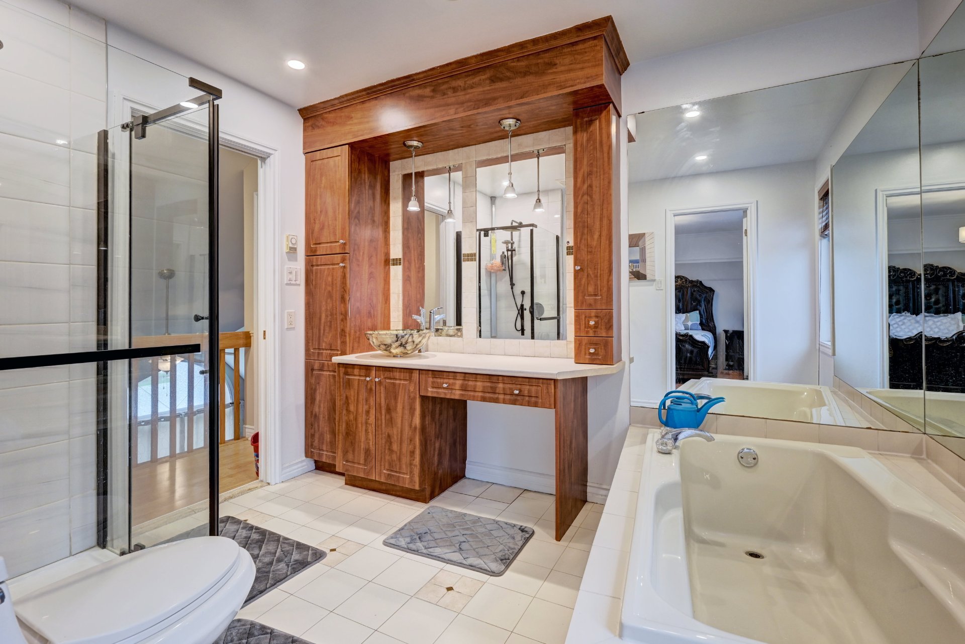 Photo - Ensuite bathroom