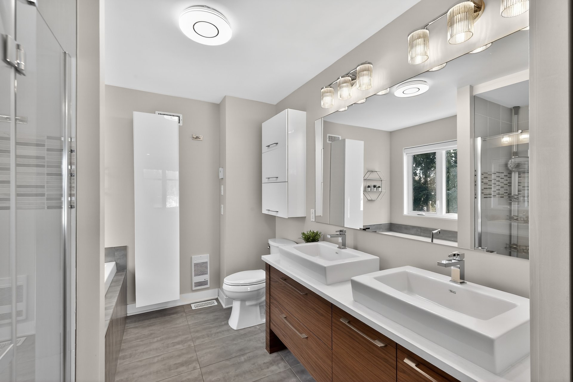 Photo - Ensuite bathroom