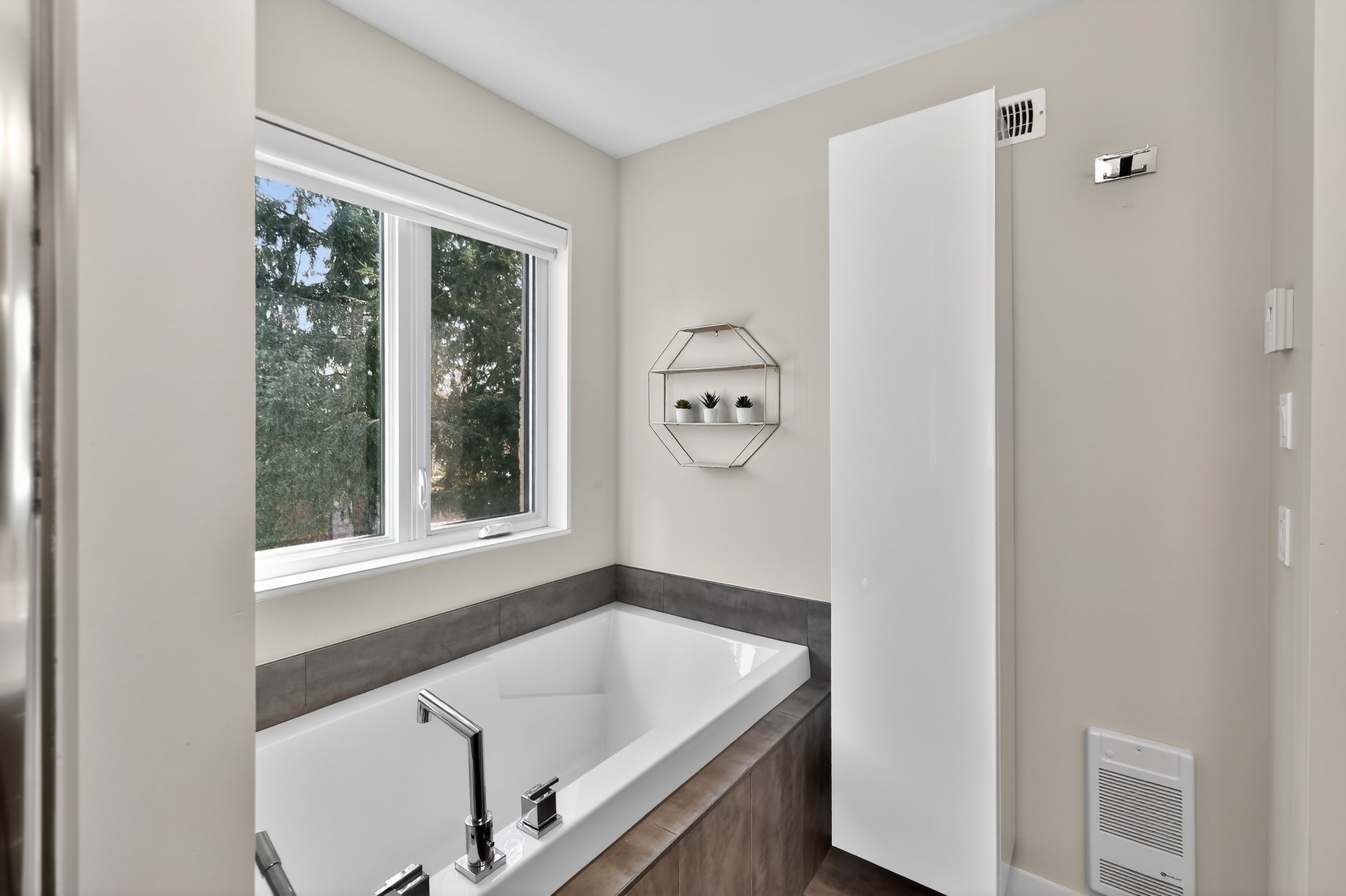 Photo - Ensuite bathroom