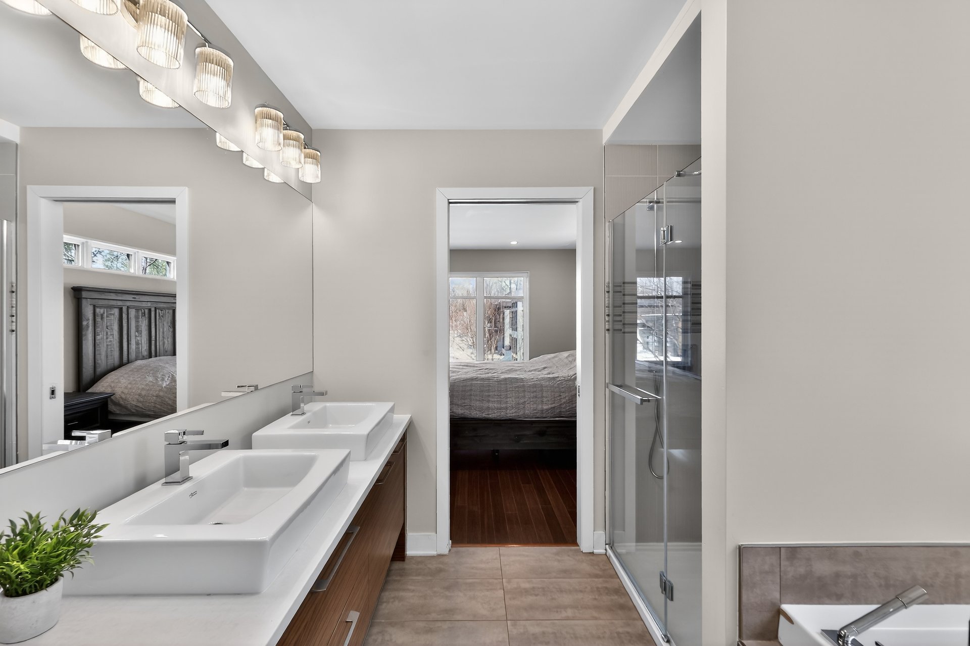 Photo - Ensuite bathroom