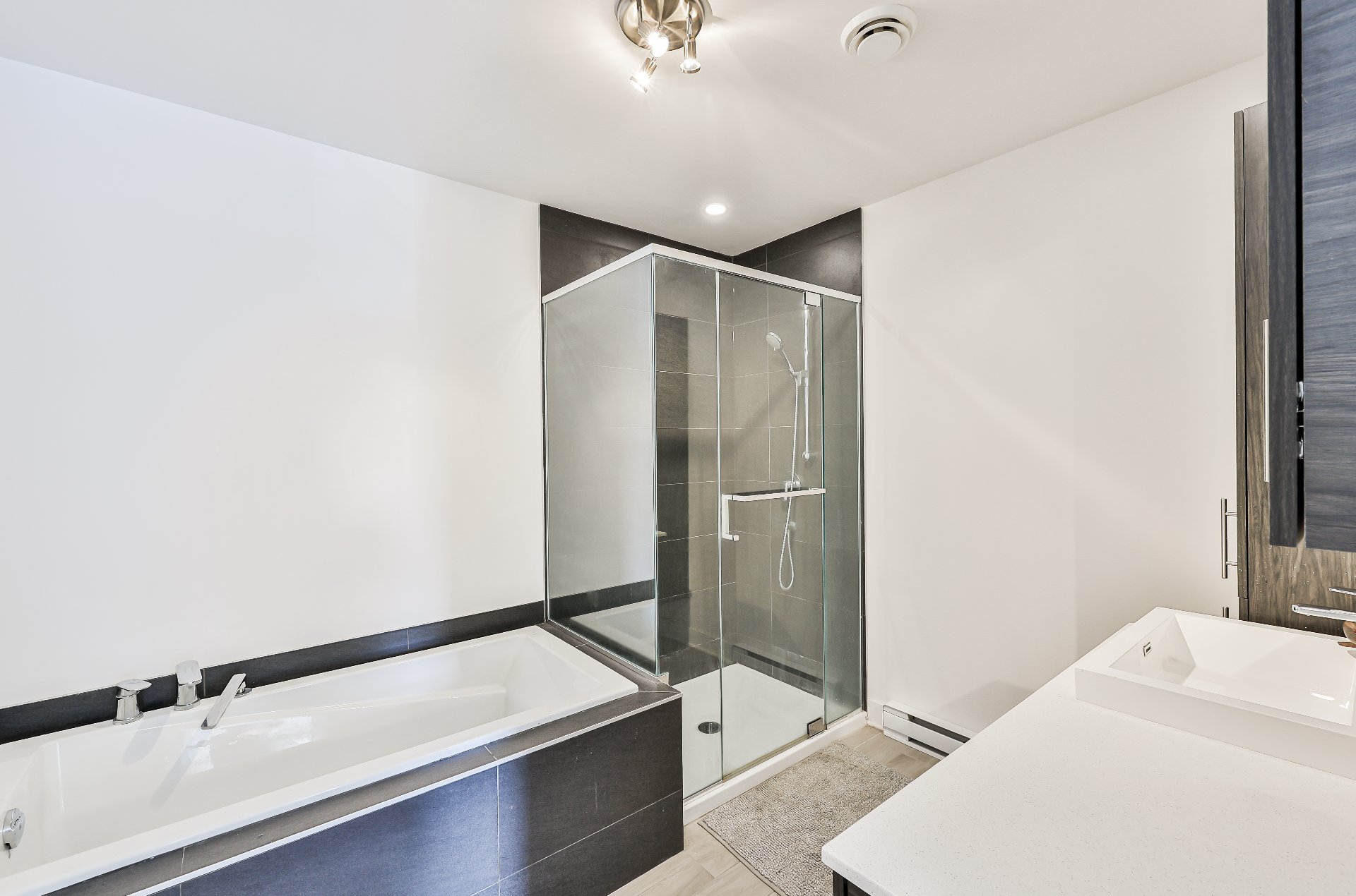 Photo - Salle de bains attenante à la CCP