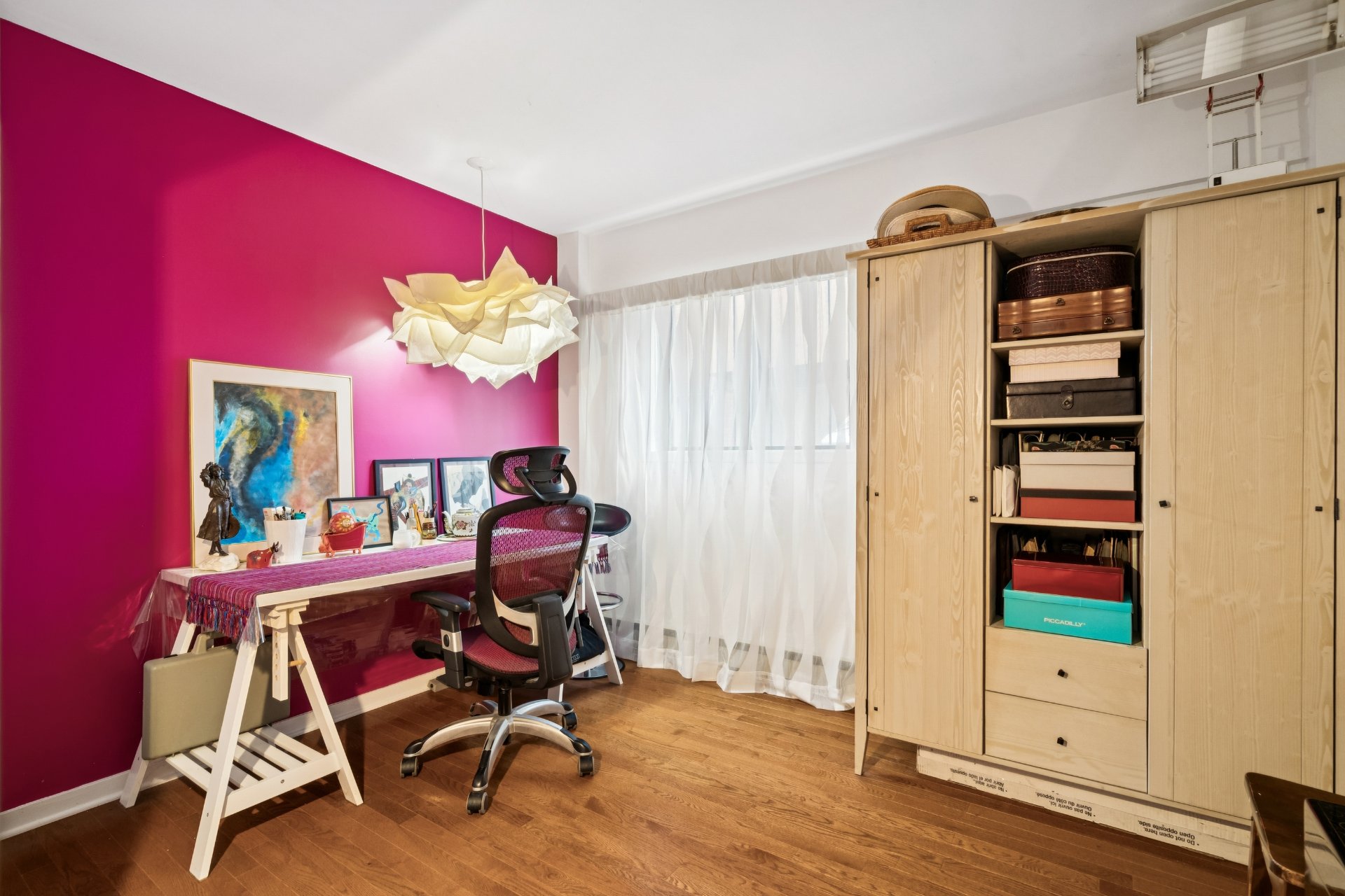 Photo - Bureau