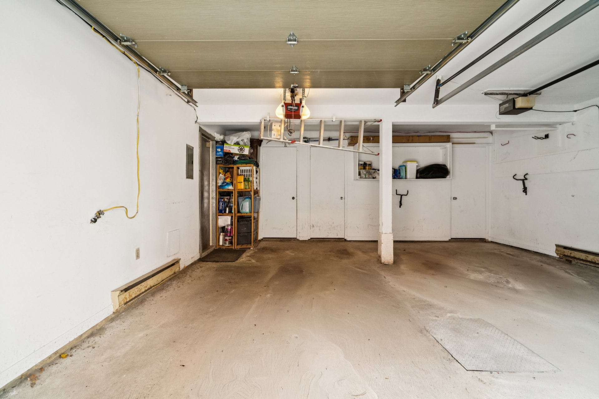 Photo - Garage