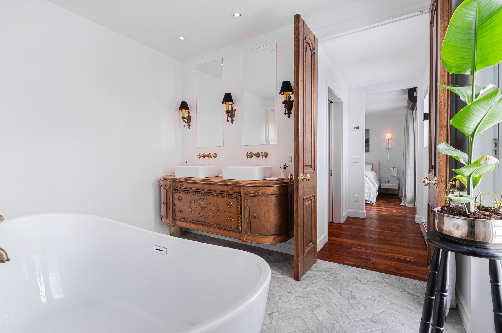Photo - Ensuite bathroom
