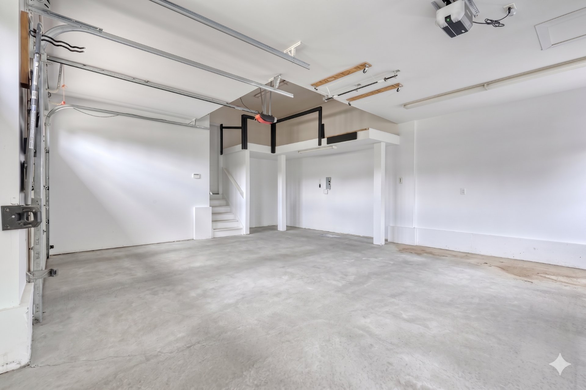 Photo - Garage