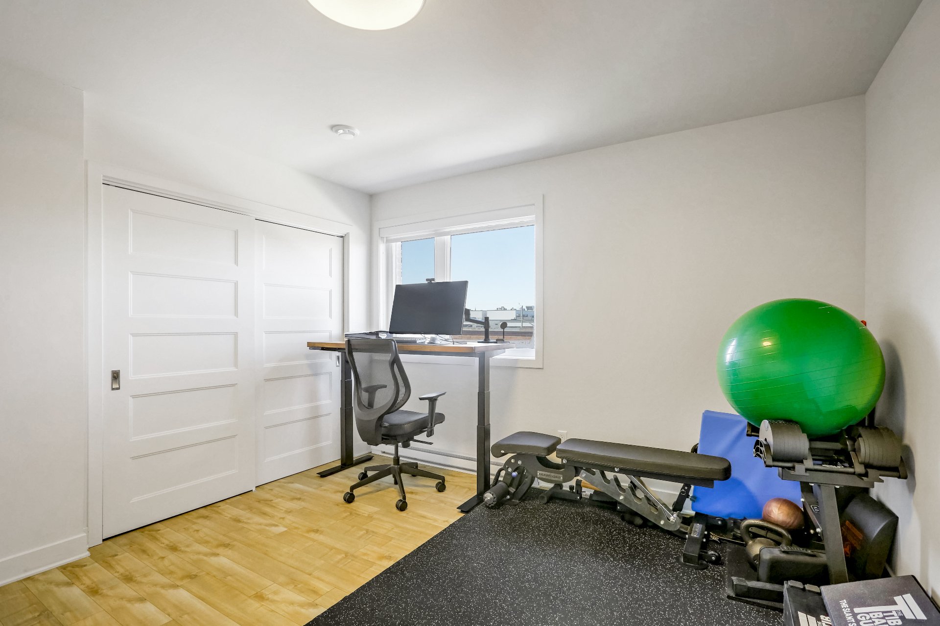 Photo - Bureau
