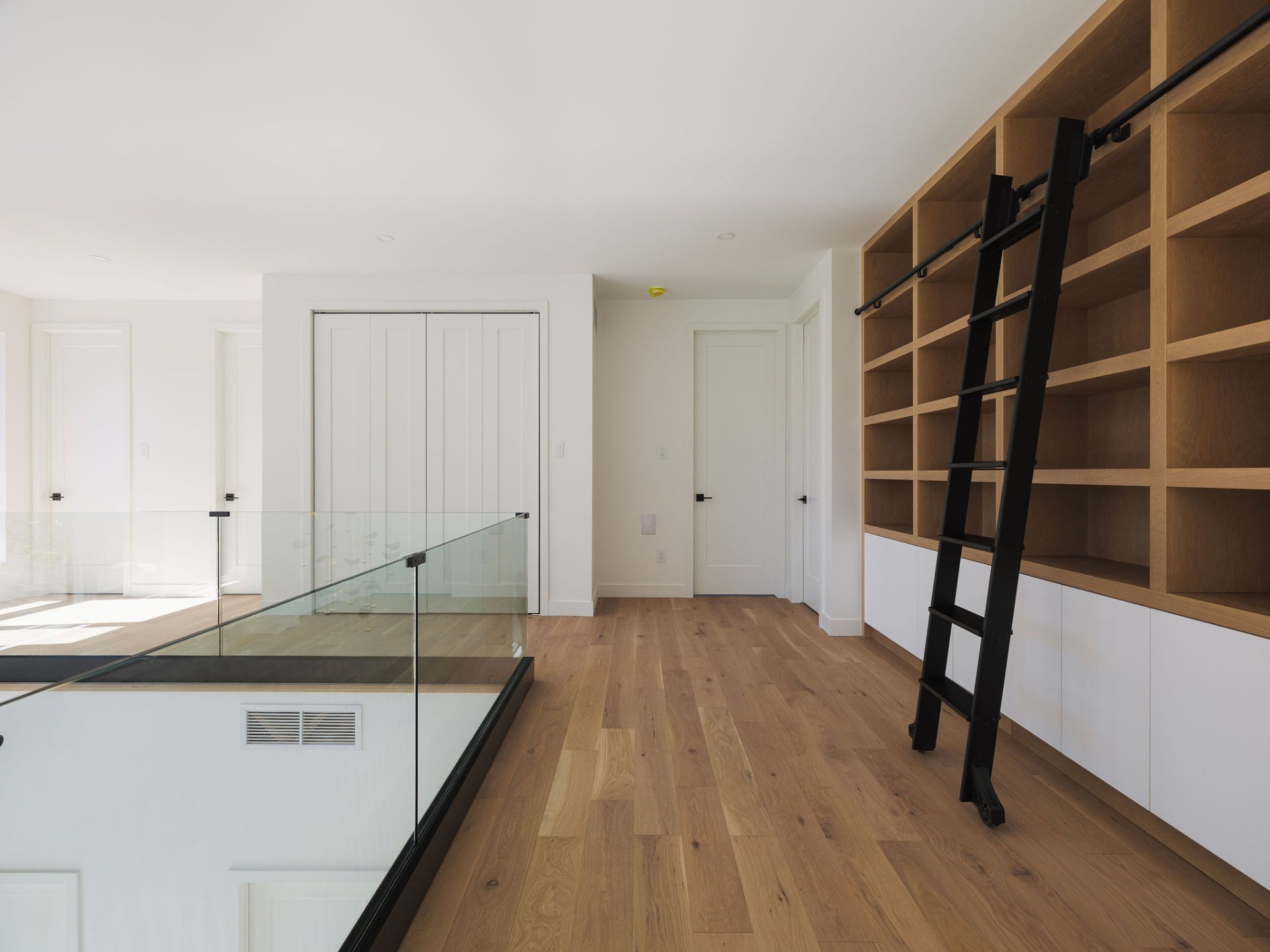 Photo - PASAGEWAY